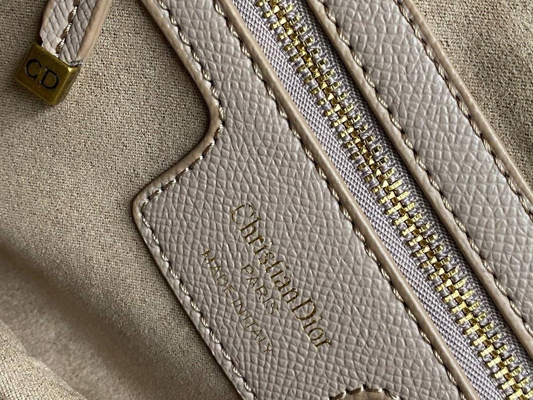 ORI หนังแท้ | DIOR Saddle Bag with Strap Grained Leather กระเป๋าถือ/สะพายทรงอานม้า รุ่นยอดนิยมที่มีเอกลักษณ์สวยงามเหนือกาลเวลา ลูกเล่นห้อยด้วยตัวอักษร D ตรงหูหิ้วมีกิมมิค CD สวยหรูดูแพง