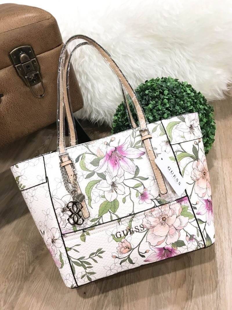 GUESS PRINTED FLOWERS SHOPPER BAG (SIZE L) กระเป๋าสะพายทรง TOTE หนังสวยอยู่ทรง ลายดอกไม้ ใบใหญ่กำลังดี น้ำหนักเบา ด้านหน้าประดับโลโก้แบรนด์ อะไหล่เงินพร้อม พวงกุญแจแบรนด์ห้อยที่หูหิ้วถอด เเยกใช้ได้ หูหิ้วเลื่อนปรับระดับได้ เปิดปิดด้วยซิป ภายในกว้างจุได้เย
