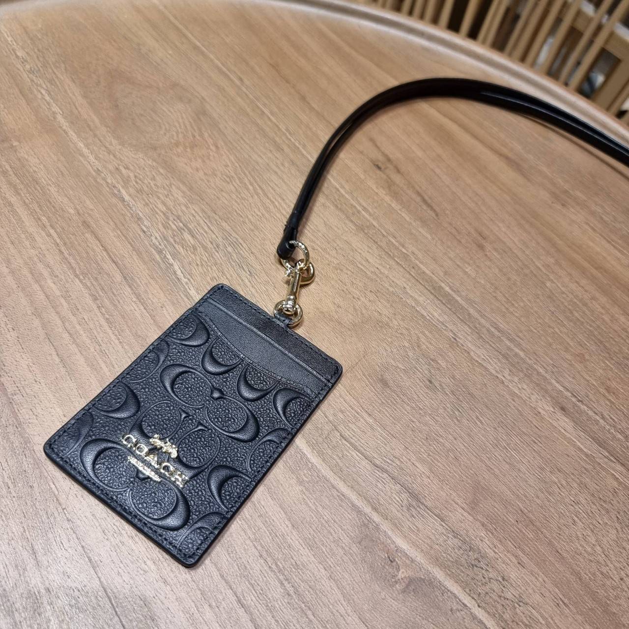 COACH ID LANYARD IN COLORBLOCK SIGNATURE CANVAS ง่ายๆแบบไม่ธรรมดา!! คลาสสิคแต่มีดีเทลโดดเด่น!! กระเป๋าถนอมบัตร พร้อมสายคล้องคอ ดีไซน์ลวดลายสวย ดูดีทุกแบบ ใช้งานง่าย พกพาสะดวก จะใส่บัตรพนักงาน บัตรเครดิต บัตรปชช. ใบขับขี่ และบัตรอื่นๆที่อยากจะใส่!! ตามใจไป