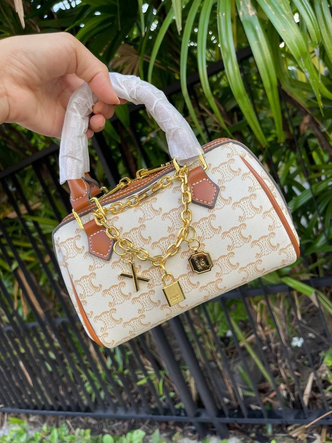 CELINE MINI BOSTON BAG IN TRIOMPHE CANVAS กระเป๋าทรงหมอนขนาดกะทัดรัด เป็นทรงฉิตตบอดกาลไม่มีเอ้าท์ ถือหรือสะพายได้อย่างคล่องตัว ภายในสามารถบรรจุสิ่งของที่จำเป็น สิ่งที่โดดเด่นของกระเป๋าหนังลาย Triomphe ที่ได้รับความนิยมอย่างแพร่หลาย มีอะไหล่ทองประดับเพิ่มม