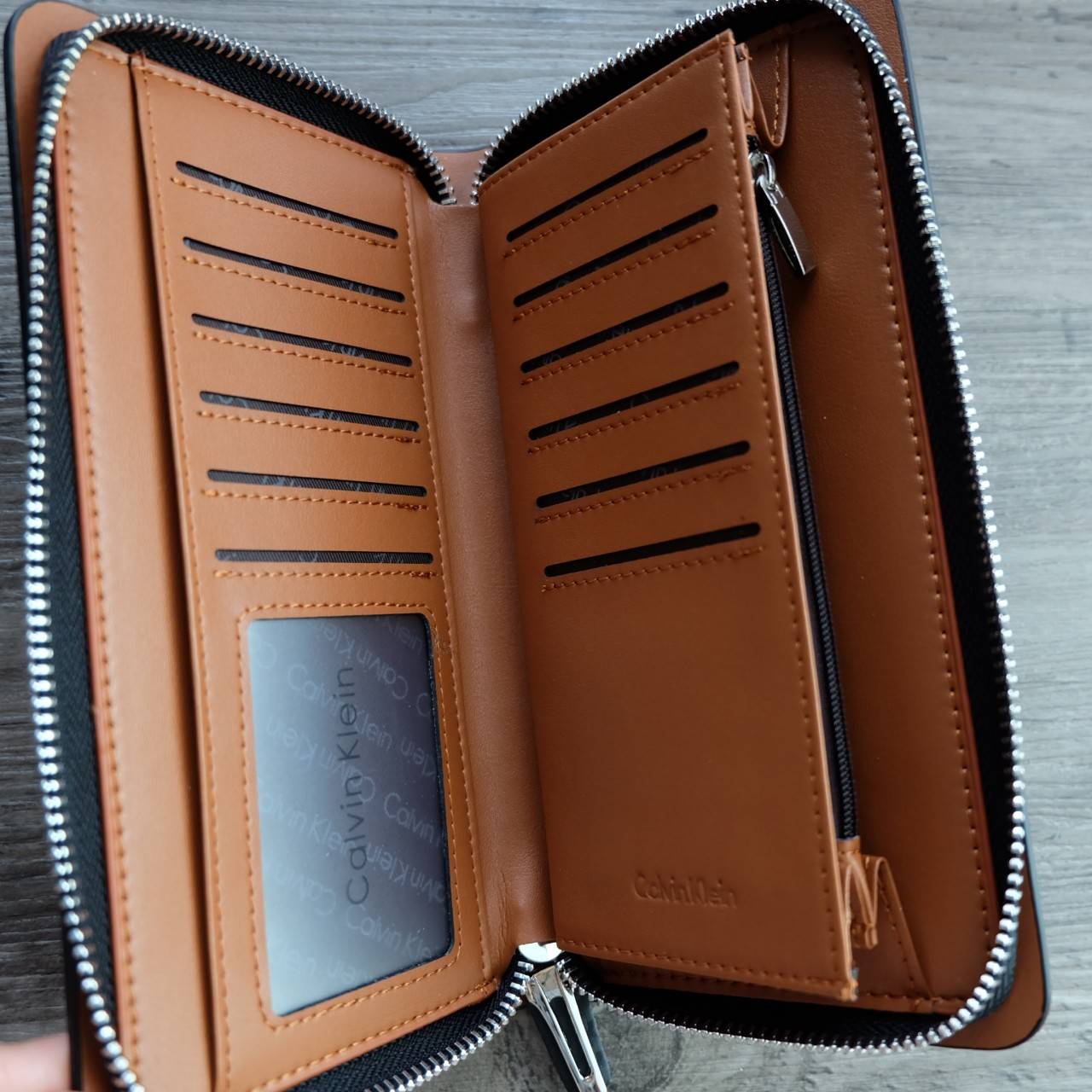 Calvin Klein Long Wallet กระเป๋าสตางค์ใบยาวซิปรอบ ภายในมีช่องใส่ธนบัตร, รูป, บัตร และช่องซิปใส่เหรียญ จะมอบเป็นของขวัญหรือใช้เองก็แนะนำเลยค่ะ