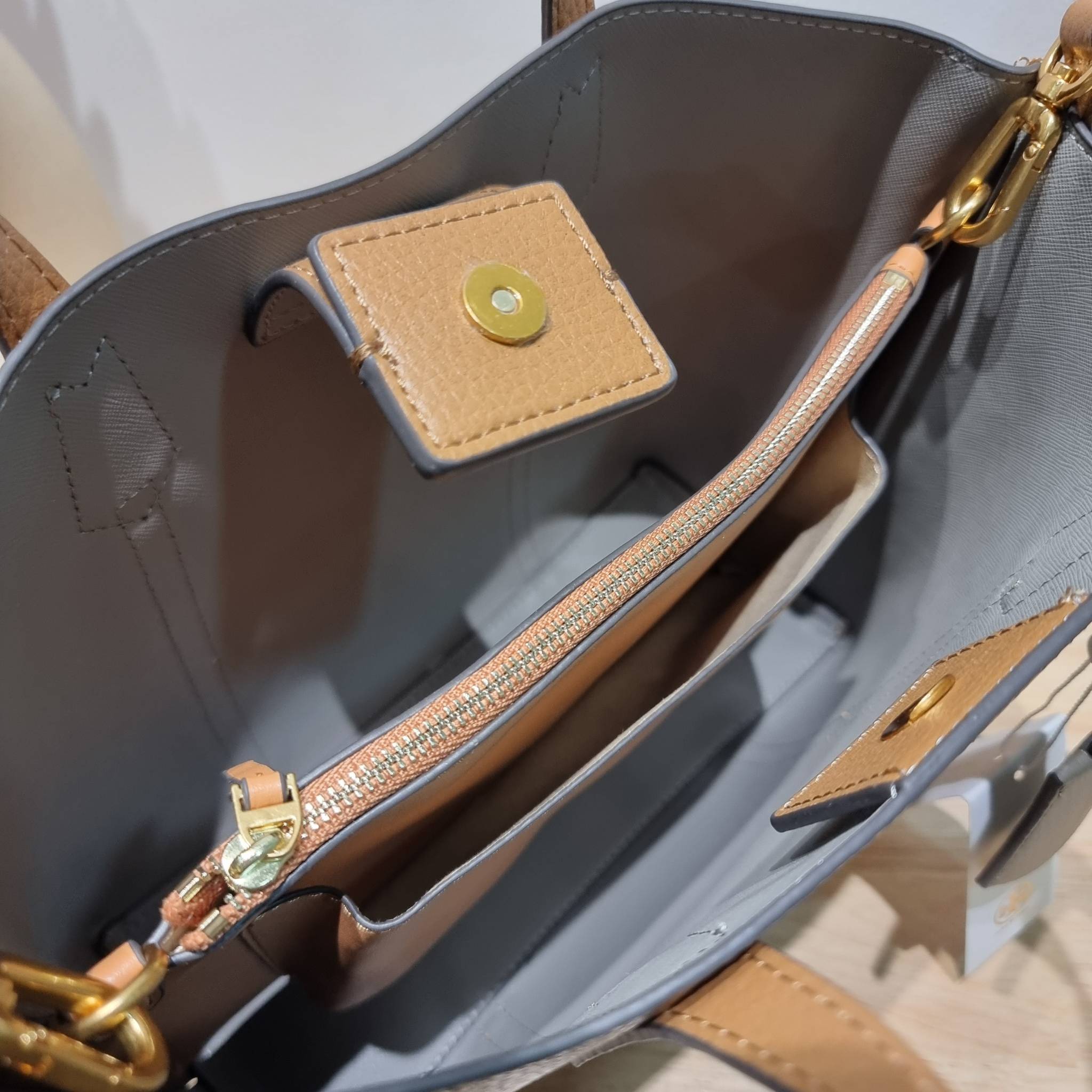 TORY BURCH PERRY SMALL TRIPLE COMPARTMENT TOTE BAG กระเป๋าโท้ทขนาดเล็ก รุ่นขายดี ทรงสวย ดีไซน์ออกมาให้ใช้งานได้ทุกลุค ทุกโอกาส