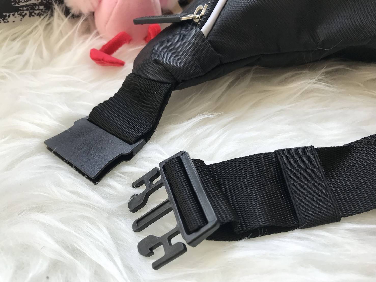 ADIDAS ORIGINALS ADICOLOR WAIST BAG ของมันต้องมี!! กระเป๋าคาดอก/คาดเอวสุดชิค ดีไซน์เรียบง่าย แต่สะพายแล้วเท่ คลาสสิคสุดๆ!! วัสดุ Nylon+Polyester กันน้ำได้ เปิด-ปิดฝากระเป๋าด้วยซิป หัวซิปปั๊มแบรนด์เป็น signature ภายในมีช่องโล่งกว้าง ใส่ของได้พอสมควร ใส่มือ