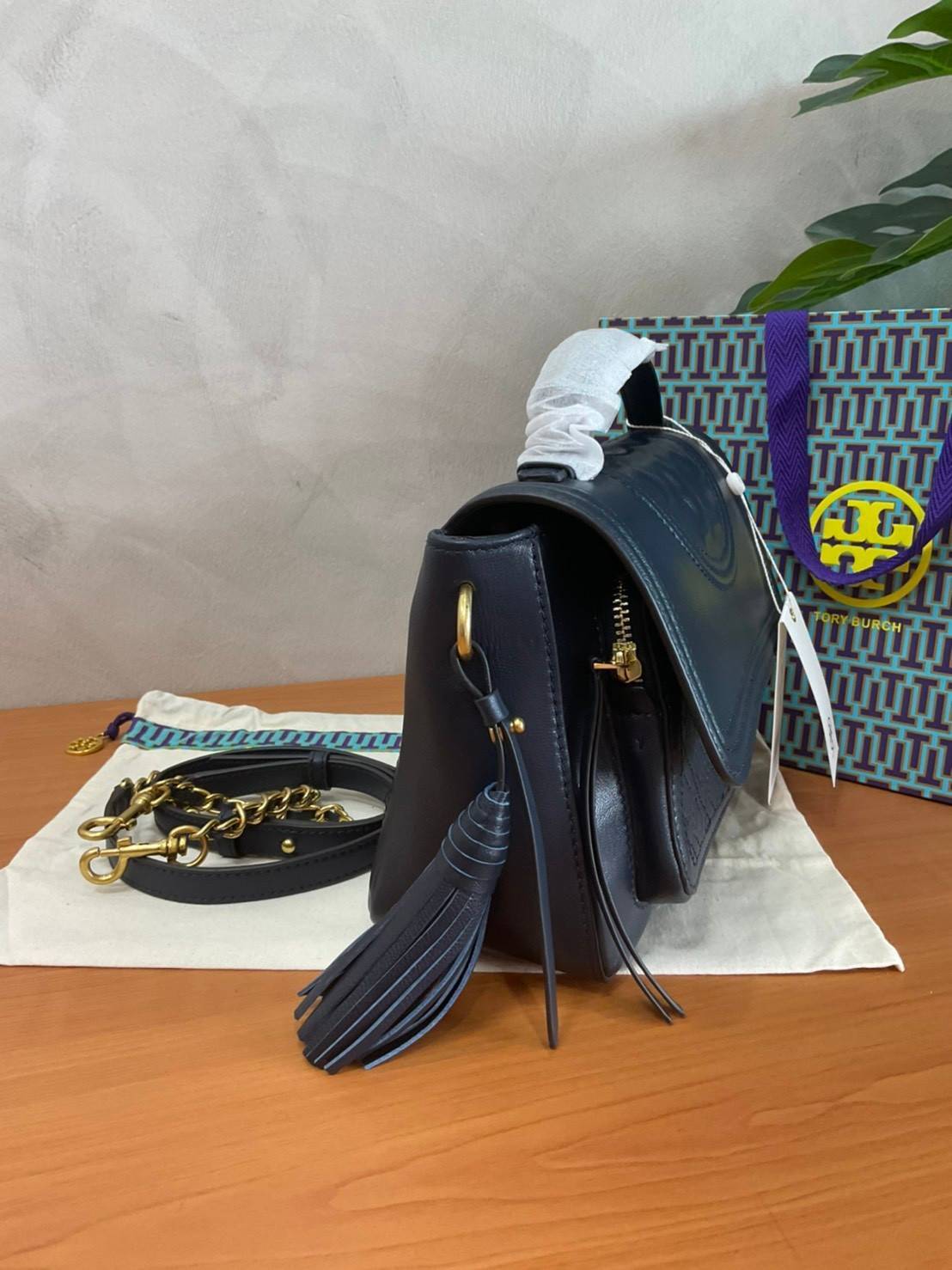 Tory Burch Fleming Satchel Bag รุ่น 45147 สี Royal Navy กระเป๋าสะพาย Crossbody ทรงสวย ดีไซน์เก๋ สุดคลาสสิค เพิ่มดีเทลโลโก้แบรนด์บนฝากระเป๋าอัพลุคให้ดูเท่ห์ และ พู่หนังถอดได้ วัสดุหนังแท้ สัมผัสนุ่มมือ หนังสวย น้ำหนักเบา ตั้งอยู่ทรง เปิดปิดด้วยกระดุมแม่เหล