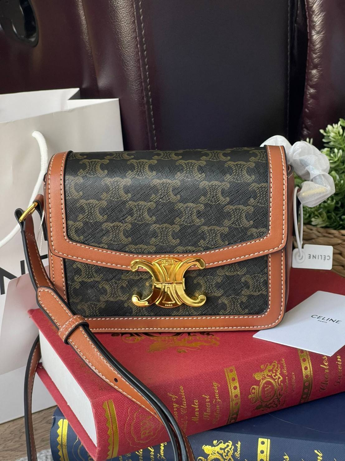 VIP 】Celine TEEN MEDIUM TRIOMPHE BAG IN TRIOMPHE CANVAS สาวๆที่กำลังมองหากระเป๋าน่ารักเอาไว้ใช้ในวันสบาย ๆ แต่ไม่รู้เลือกกระเป๋า Celine รุ่นไหนดี แนะนำรุ่นนี้เลยคะ เป็นกระเป๋าสะพายข้างขนาดกำลังดี สวยแบบคลาสสิก หรูหราด้วยแคนวาสเคลือบลาย Triomphe อีกทั้งยัง