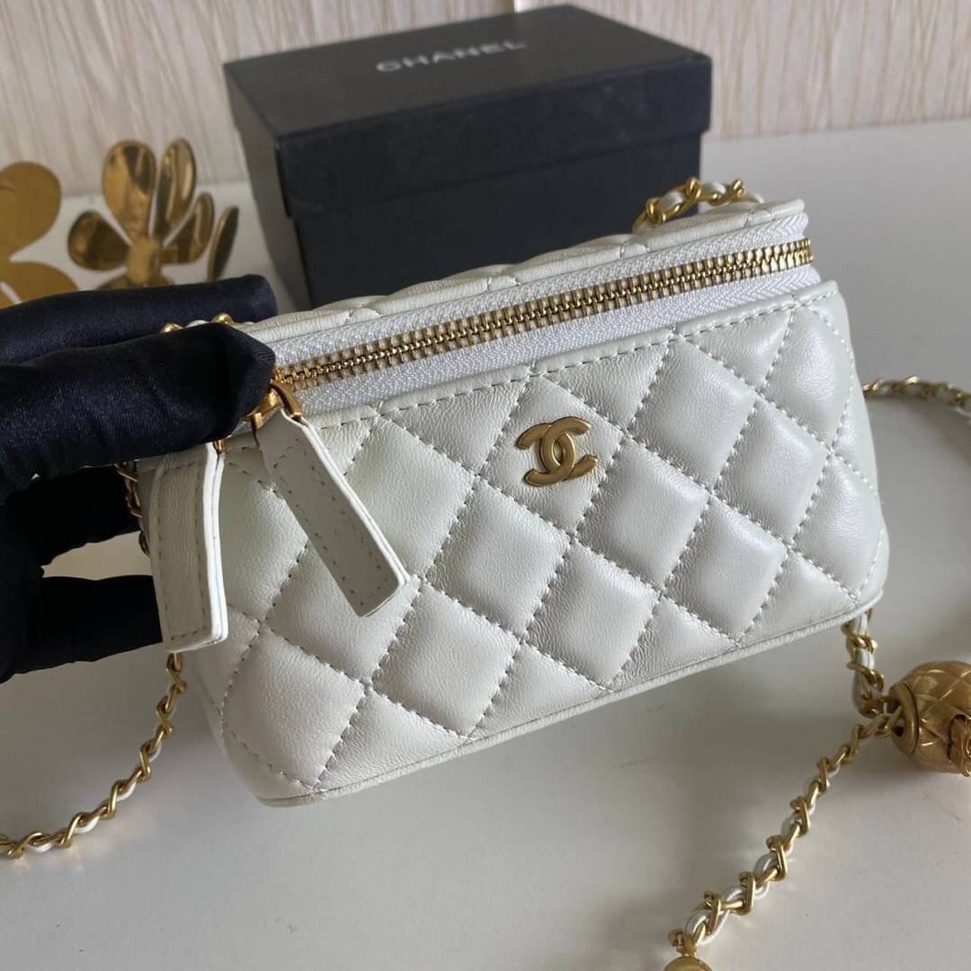 VIP GIFT 】หนังแกะแท้ CHANEL Box With Chain สายโซ่ทองหรูมาก หนังเรียบฟู ขึ้นเงา กระทบแสงยิ่งสวยค่าา โทนสีสวยสดใส เหมาะมากสำหรับสาวๆ ชิคๆ ต้องบอกเลยรุ่นนี้เหล่าเซเลบใช้กันเยอะมากๆ แค่อะไหล่ก็หรูไปเดินครึ่งแล้วค่าา😁 พร้อมส่งที่ไทยที่นี่ที่เดียว