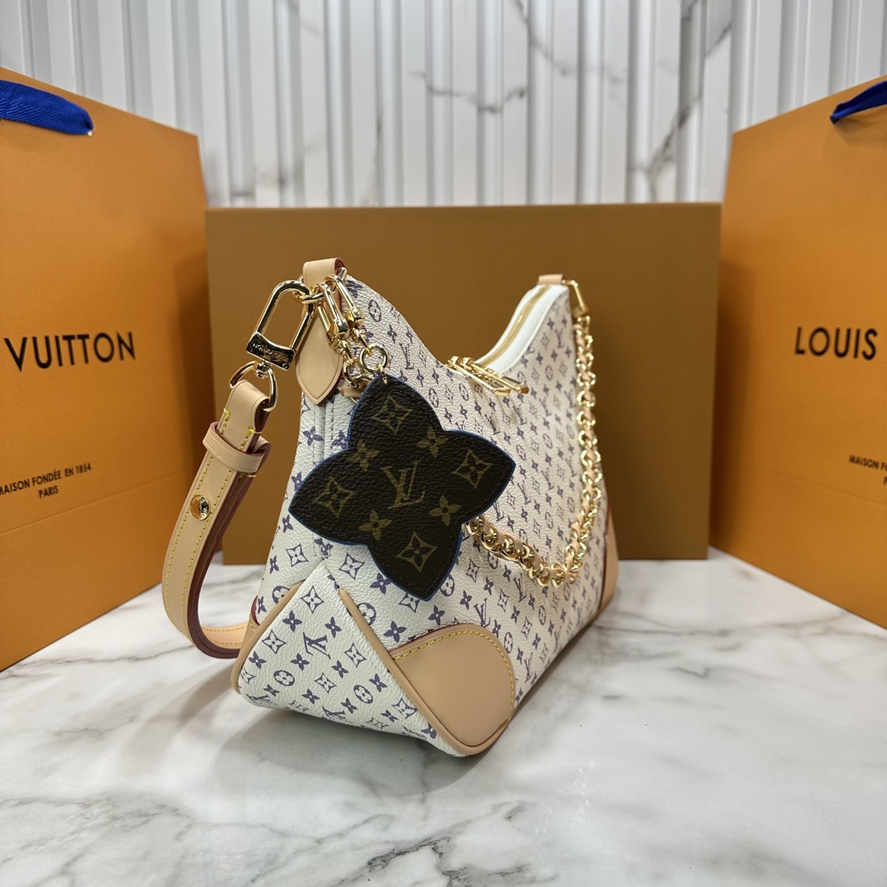 ORI หนังแท้ | LV Boulogne PM bag กระเป๋าสะพายทรงโฮโบ ดีไซน์อเนกประสงค์จาก Monogram แคนวาสคลาสสิก มีสายสะพายแบบถอดออกได้ เลือกสะพายเฉียง สะพายไหล่แบบสายยาว หรือสะพายไหล่แบบสายสั้นได้ตามต้องการ เมื่อถอดสายออก