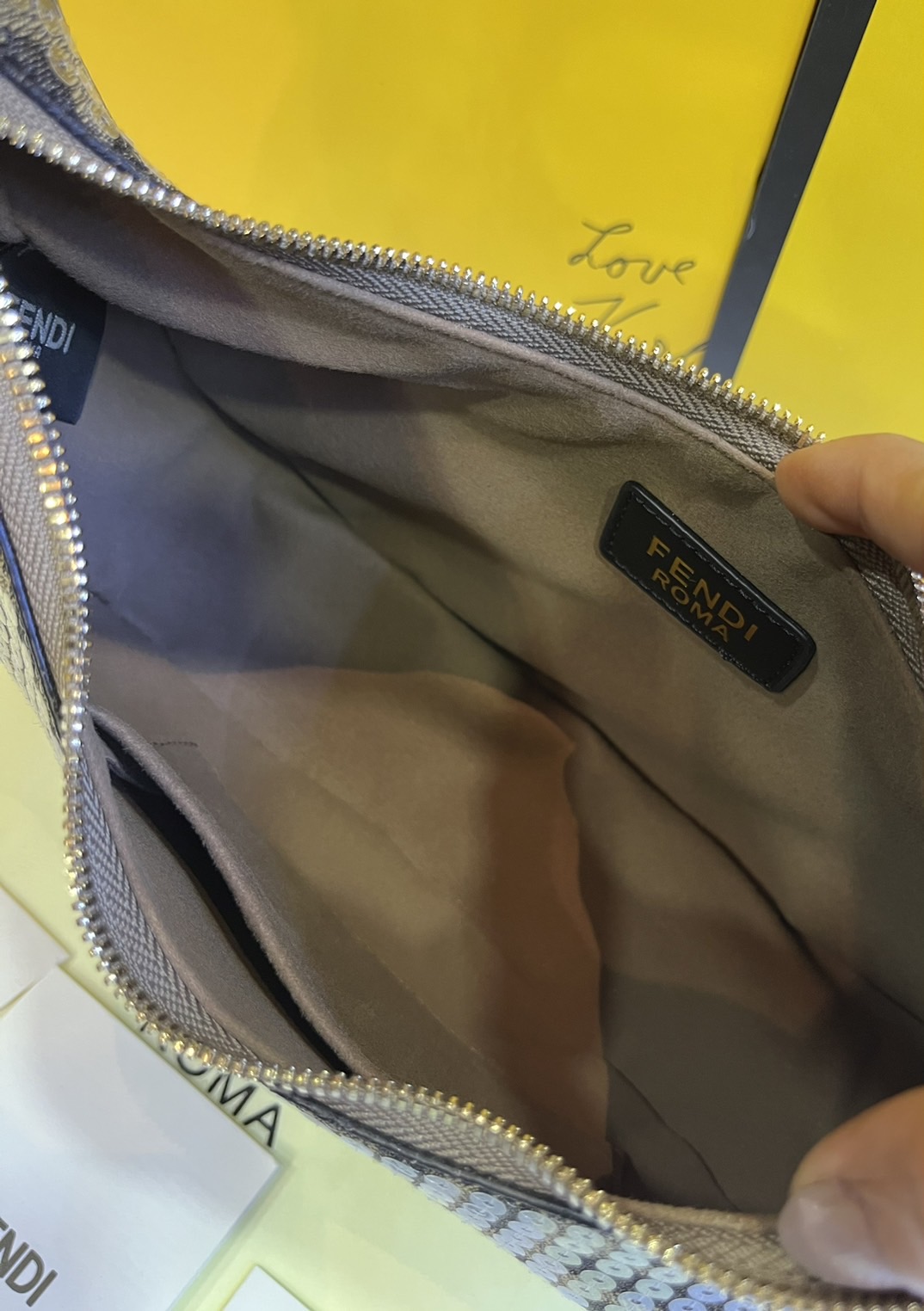 FENDI Fendigraphy Hobo Bag Brown fabric charm / Fendi hobo bag พร้อมส่ง กระเป๋าสะพายไหล่เฟนดิปักเลื่อมรุ่นใหม่ สวยหรู **สินค้าเกรดออริจินอล 1:1 สลับแท้