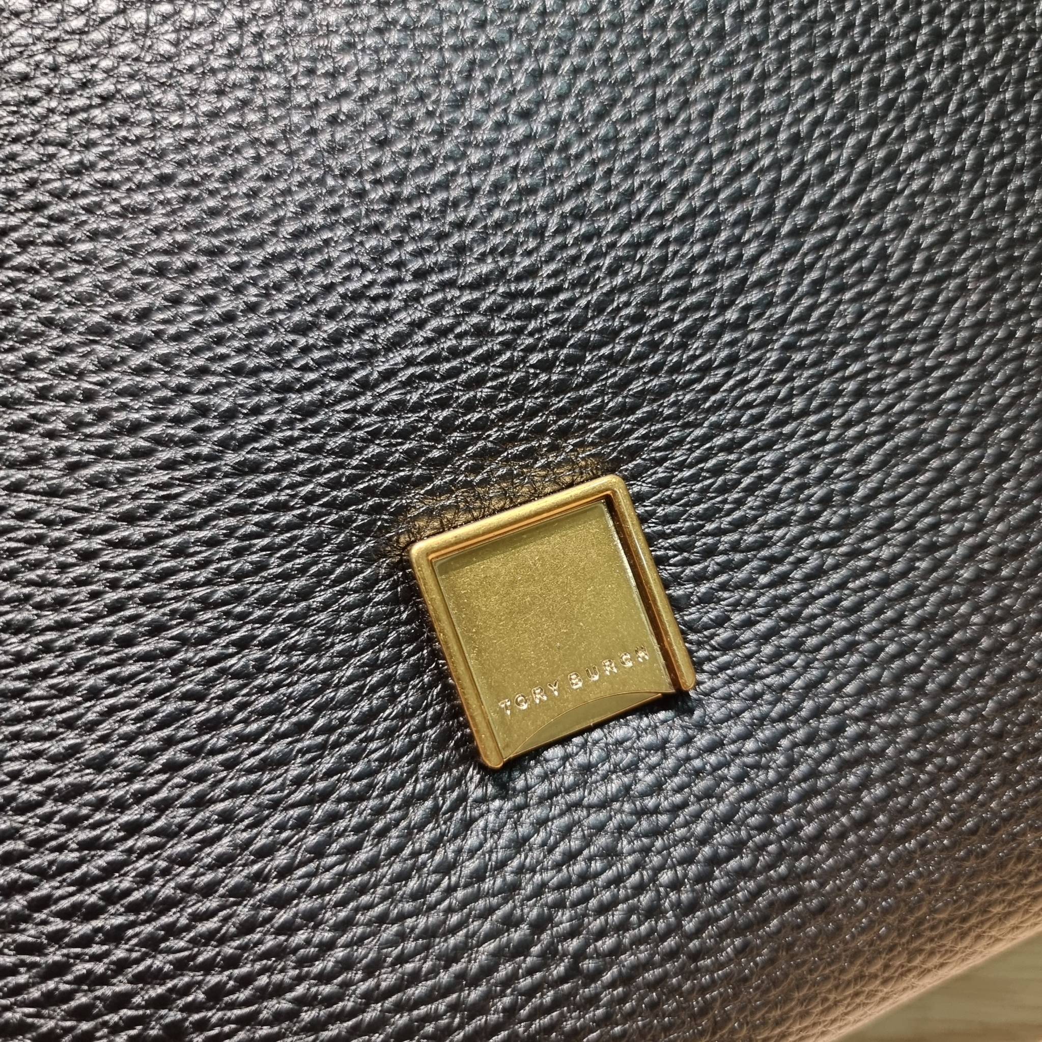 TORY BURCH LIMITED-EDITION SHOULDER BAG รุ่นลิมิเต็ด กับกระเป๋าสะพายไหล่ทรงผู้ดี ที่ผลิตมาในจำนวนจำกัด โดดเด่นด้วยอะไหล่ทองคลาสสิคหรูหรา