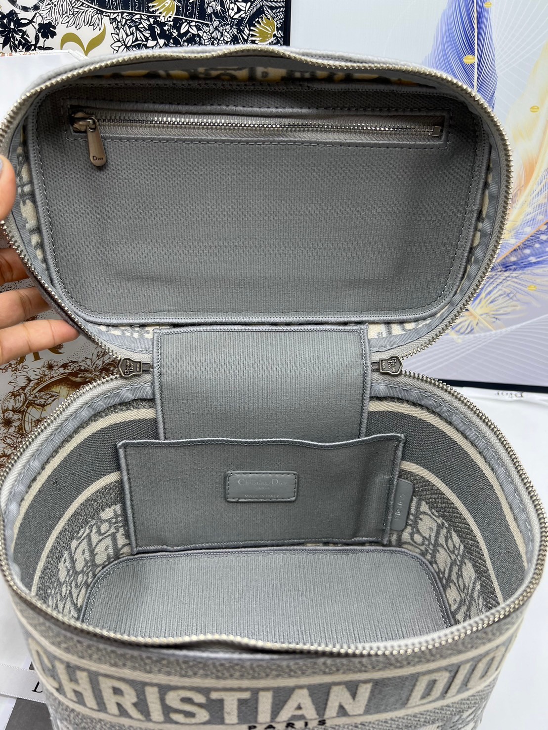 22cm Medium DiorTravel Vanity Case กระเป๋าใส่เครื่องสำอางใบกลาง จุของได้เยอะ มาพร้อมกับลวดลาย Oblique ปักอย่างประณีตและประดับด้วยสัญลักษณ์ Christian Dior Paris มาพร้อมสายสะพายและหูจับในตัว