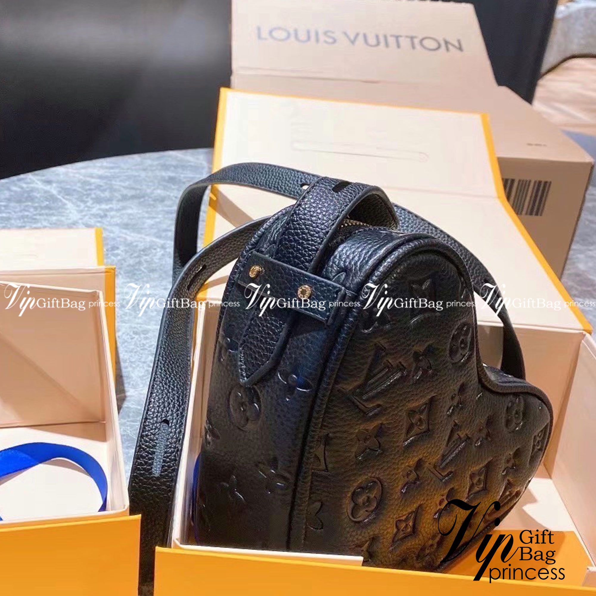 LV Sac Coeur handbag / LV Heart Puffy Bag ปังไม่ไหว กระเป๋าสะพายรูปทรงหัวใจ งานสวยเป๊ะ หนังปั้มลายโมโนแกรม แมทง่ายเข้าได้ทุกลุค ภาพสินค้าถ่ายจากงานขายจริง ใช้งานต่างประเทศได้