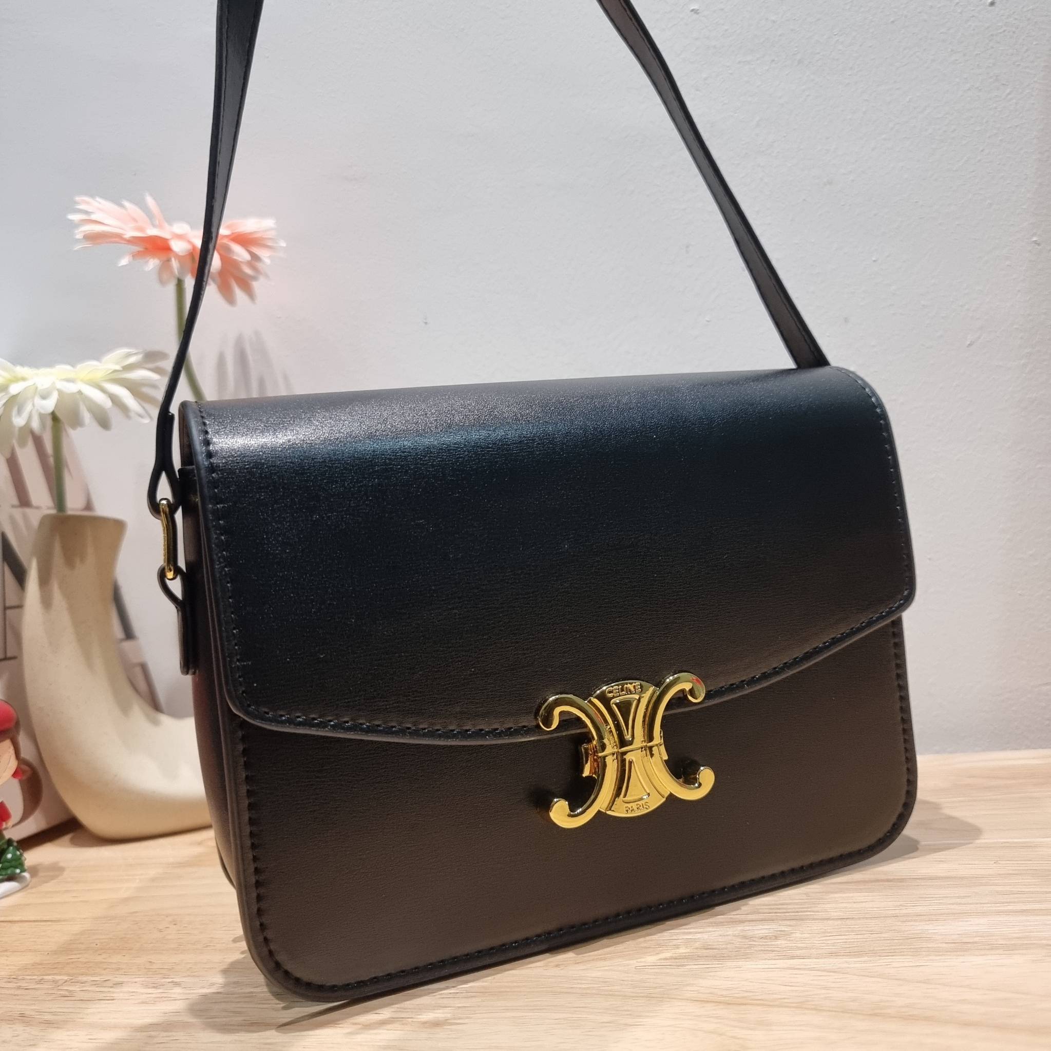 CELINE CLASSIQUE TRIOMPHE BAG IN SHINY CALFSKIN ไอเท็มสุดคลาสสิค ที่ขาดไม่ได้ กระเป๋าสะพายทรงสวยคลาสสิค แฝงความผู้ดี ที่ใช้ได้ทั้งชายหญิง วัสดุหนังคุณภาพดี