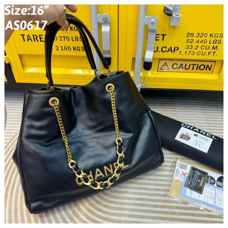 Chanel Tote Leather Bag กระเป๋าทรงโท้ทใบใหญ่ หนังเรียบผิวสัมผัสดีงามน่าหลงใหล อะไหล่สีทองเงางาม ดีไซส์เรียบหรูใช้งานง่าย รุ่นนี้สามารถใช้ได้ทั้งผู้หญิงและผู้ชายน้า