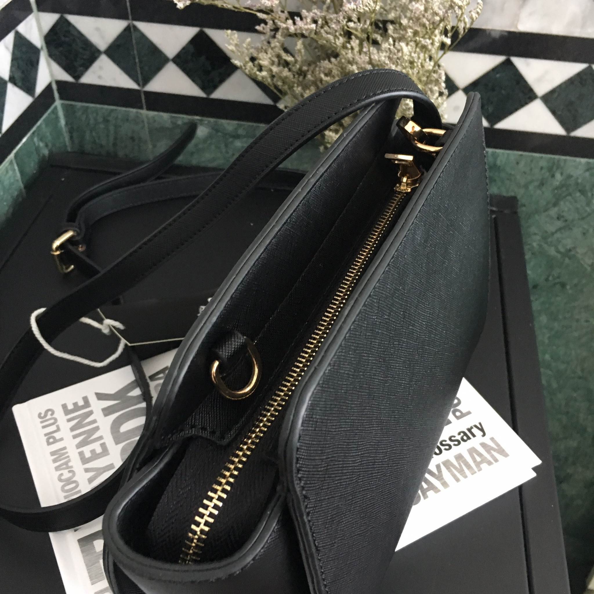 รุ่นใหม่ล่าสุดเลยห้ามพลาดน๊า !!! สาวๆ ที่กำลังหากระเป๋าเสะพาย เบาๆ ดีไซด์เก๋ๆ ขนาดกำลังดี แนะนำใบนี้เลยน๊า จากแบรนด์ KEEP =>> ตัวกระเป๋า เป็นหนัง saffiano ตัวเดียวกันกับ prada เลยค่า =>> น้ำหนักเบา จุเยอะ ดีไซด์ ทันสมัย เข้าได้กับทุกชุด =>&