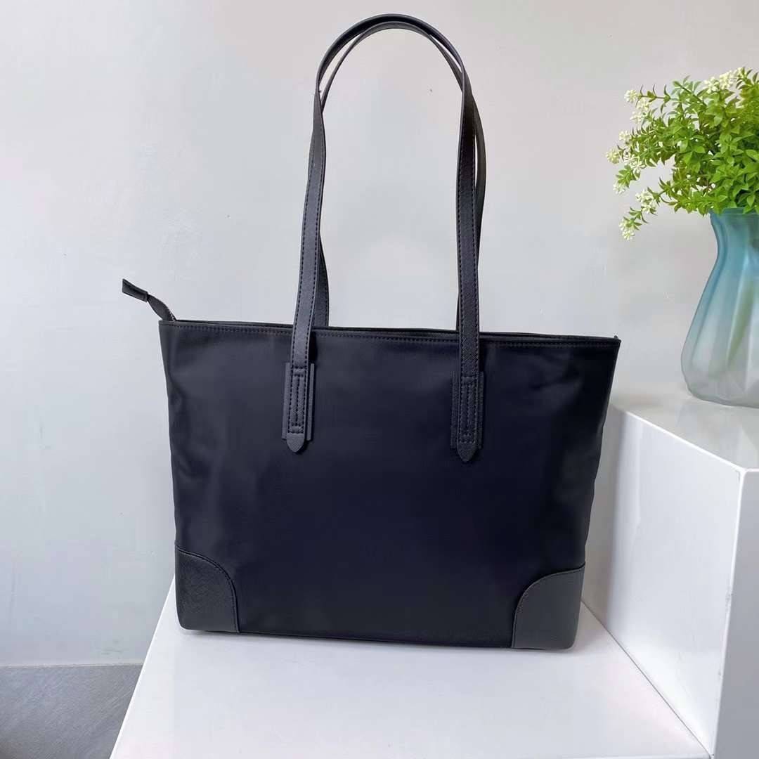 ซื้อ1ได้ถึง3 เซทสุดคุ้ม! SET PRADA TOTE BAG / PRADA SHOPPING BAG กระเป๋าเดินทางขนาดใหญ่ วัสดุ Nylon กันน้ำ อะไหล่เงิน ถือหรือสะพายไหล่ได้ น้ำหนักเบาจุของได้เยอะ เดินทางต่างจังหวัดได้สบายๆ