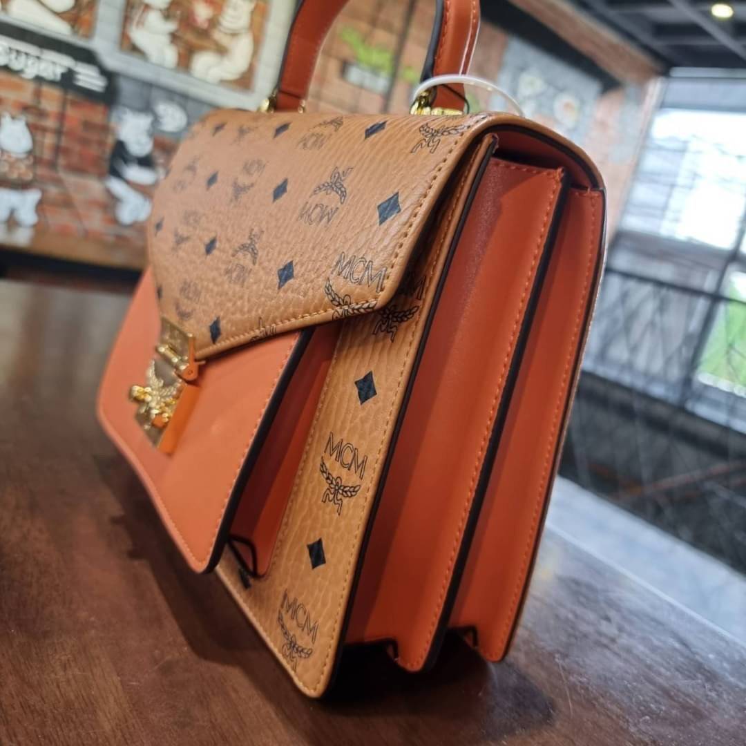 M.C.M MEDIUM PATRICIA SATCHEL IN VISETOS ไซส์กลางมาให้จับต้องแล้วจ้า!! รุ่นที่สาวๆต่างถามหา!! ต้องไอเท็มนี้เลย กระเป๋าถือ/สะพาย ทรงสวยหรู เหมาะกับทุกๆโอกาส ดีไซน์ออกมากึ่งเป็นทางการ แต่ใช้งานได้ทุกสไตล์ วัสดุหนังแคนวาสคุณภาพดีสลับหนังแท้ เปิด-ปิดด้วยตัวกด