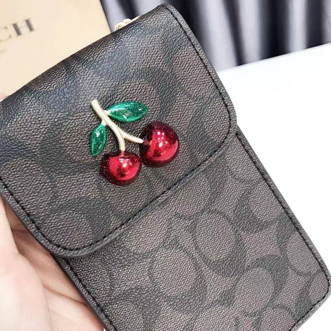 COACH PHONE CASE CROSSBODY BAG ((73486//76988//76357//39955//91046)) COACH NORTH/SOUTH CROSSBODY IN SIGNATURE CANVAS กระเป๋าใส่โทรศัพท์รุ่นนี้ มีความโดดเด่นทั้งดีไซน์และคุณสมบัติในการใช้งาน ด้วยลวดลายที่มีซิกเนเจอร์เป็นเอกลักษณ์แล้ว ด้านหลังยังมีช่องใส่กา