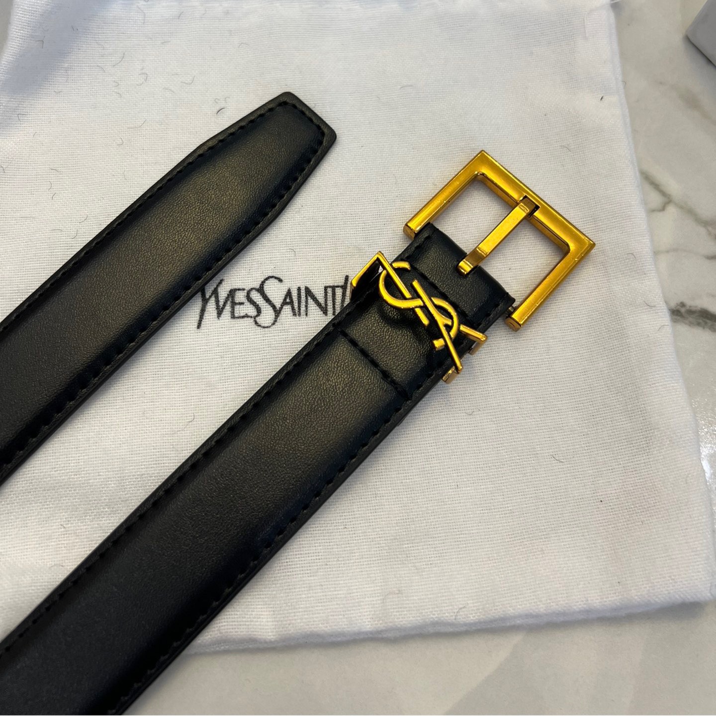 YSL 3D LOGO LEATHER BELT / YSL BELT เข็มขัดหนังเรียบสไตล์วินเทจ ขนาดกำลัง หัวเข็มขัด3Dโลโก้แบรนด์สีทองวินเทจ
