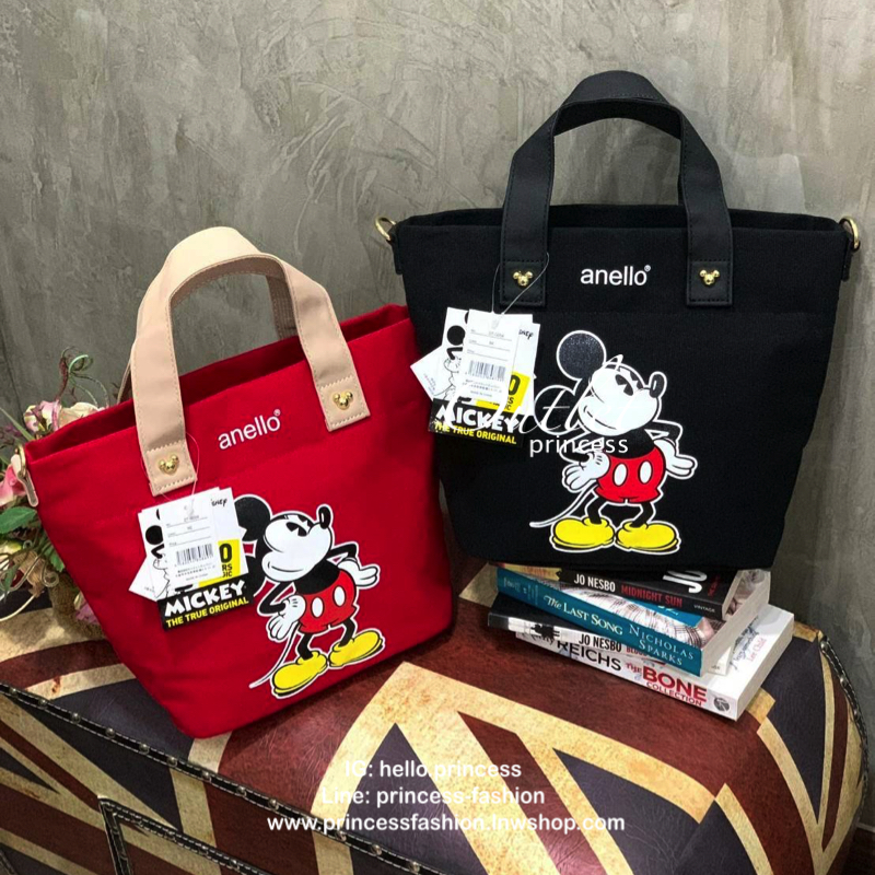 ANELLO MICKEY LIMITED EDITION MEDIUM DT-G004 เอาใจวัยรุ่นกับอีกหนึ่งคอลเลคชั่นน่าสะสมจากมิกกี้ เมาส์และมินนี่ เมาส์ ที่วาดลวดลายของตัวการ์ตูนยอดฮิตลงบนกระเป๋าให้เป็นซิกเนเจอร์กับรูปแบบทรง medium tote ขนาดกลางกำลังดี อีกทั้งยังเลือกใช้วัสดุอย่างผ้า Canvas 