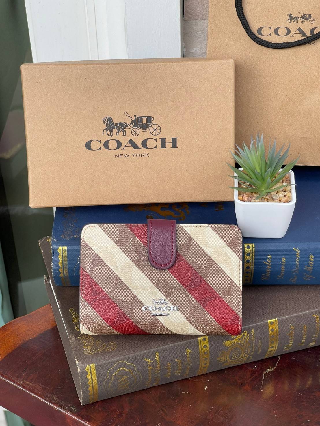 COACH MEDIUM CORNER ZIP WALLET IN SIGNATURE CANVAS กระเป๋าสตางค์ขนาดกลางที่ถือว่าเป็นไอเทม Must Have ของทุกเพศทุกวัยที่ต้องพกติดตัวไว้ตลอดเวลา เพราะนอกจากจะช่วยจัดเก็บเงิน บัตรประชาชน บัตรเครดิตและต่าง ๆ ให้เป็นระเบียบเรียบร้อยยังต้องคำนึงถึงประโยชน์ใช้สอ