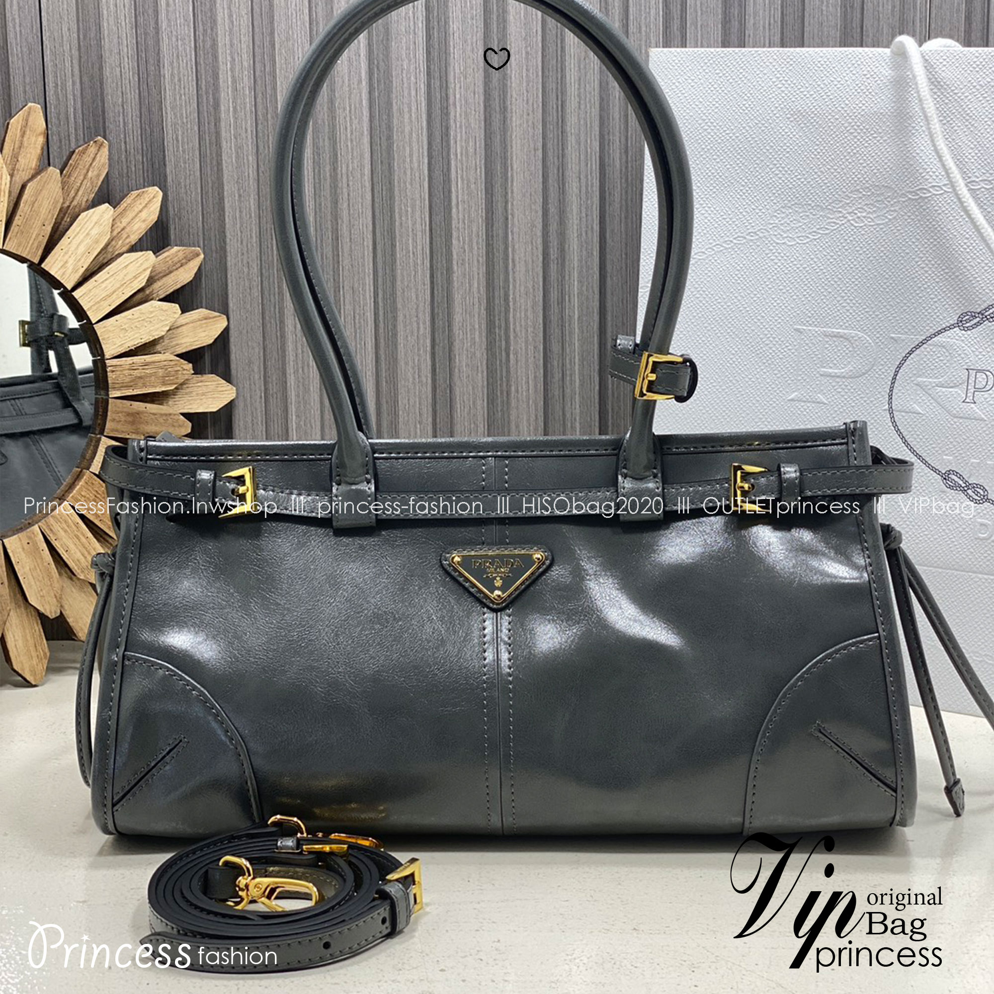 ORI หนังแท้ | Prada Bonnie medium leather handbag 32cm กระเป๋าสะพายทรงโท้ท โดดเด่นด้วยดีไซน์ที่เน้นความประณีตแต่ใช้งานได้จริง หนังเนื้อนุ่มเคลือบเงา เน้นย้ำเสน่ห์อันทันสมัยและใช้งานได้หลากหลาย