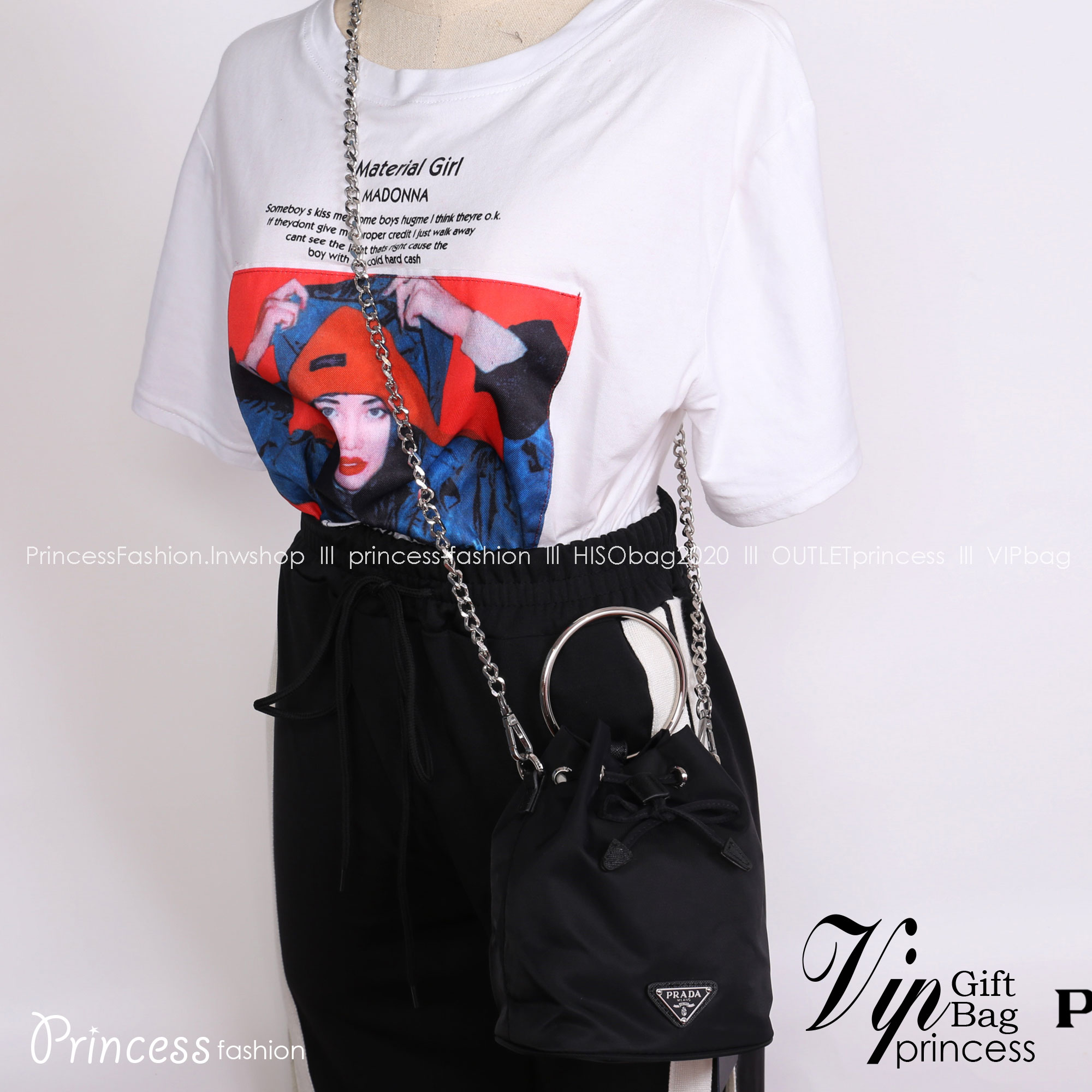 Prada mini nylon drawstring handbag / PRADA Bucket Bag ทรงสวยน่ารัก วัสดุผ้า Nylon คุณภาพดี อะไหล่เงินสวยสุดคลาสิค เปิดปิดแบบหูรูด ด้านในโล่งกว้างจุของได้พอประมาณเลยค่ะ ใส่ Iphone+ หรือรุ่นเทียบเท่าได้แบบสบายๆ ซับในพิมพ์ลายแบรนด์ ตามแบบฉบับแบรนด์