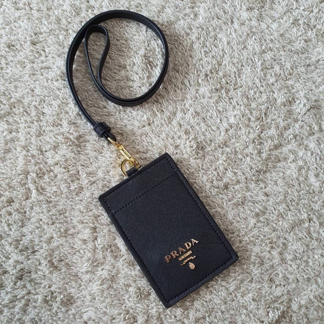 PRADA Leather Badge Holder สิ้นสุดการรอคอย!! พร้อมส่งที่ไทยแล้วค่ะ สายคล้องบัตรสุดคลาสสิค วัสดุหนังพรีเมี่ยม SAFFIANO อะไหล่ทอง ปั้มแบรนด์ ด้านหน้ามีช่องใส่บัตร1ใบ ประกับโลโก้PRADA และด้านหลังใส่บัตรได้อีกหนึ่งใบ(