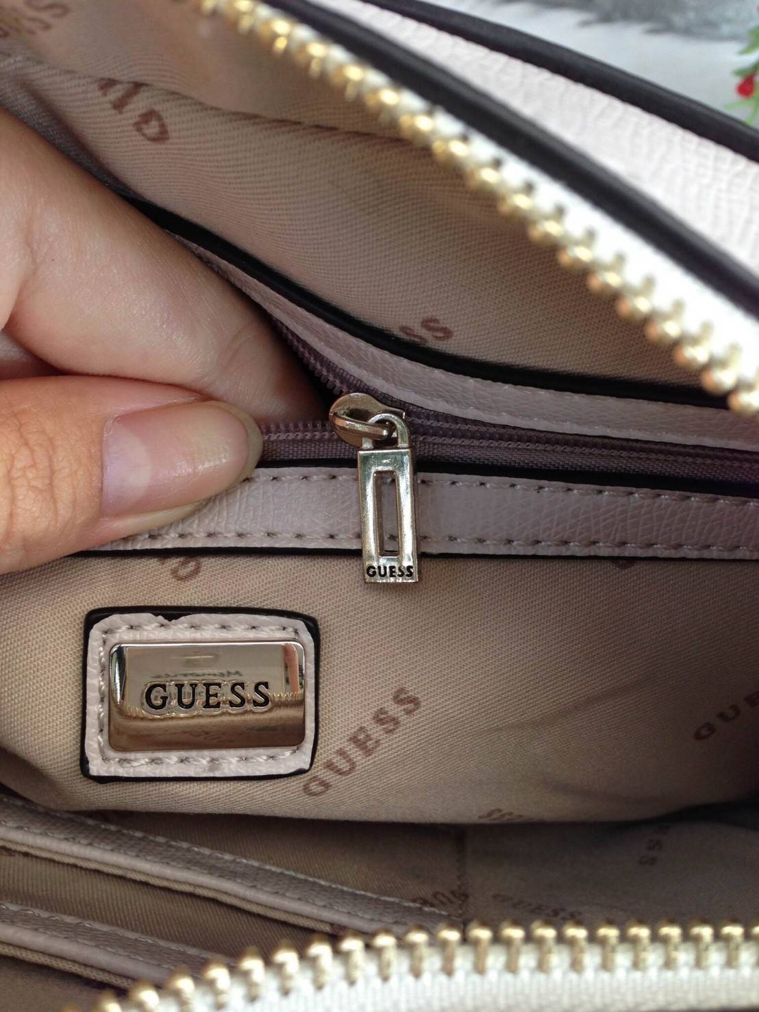 GUESS CROSSBODY DEVYN BAG 2018 กระเป๋าสะพายรุ่นใหม่ล่าสุดทรงเหลี่ยมหนังสวยอยู่ทรงด้านหน้ามีโลโก้และปักหนังขึ้นลายนูน สวยเก๋ดูมีดีเทลเปิดปิดด้วยซิปประดับแม่กุญแจ ภายในโล่งกว้างใส่กระเป๋าสตางค์ใบยาว มือถือ ของจุกจิกได้เยอะ มีช่องซิปและช่องใส่ของจุกจิก ซับใน