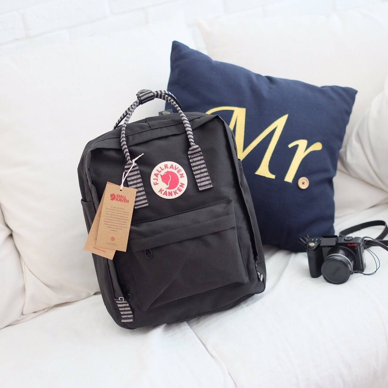 Kanken backpack กระเป๋าเป้สุดฮิต คุณสมบัติมีความทนทานสูงและสามารถกันน้ำ ทำจากเส้นใยพิเศษ เรียกว่า Vinylon-F มีซิปกลางที่เปิดเข้าไป ส่วนข้างในกระเป๋า ด้านในจะมีโฟมสำหรับรองแผ่นหลัง สะพาย สะพายสบายค่ะ เหมาะเป็นกระเป๋าเป้ที่สะพายไปโรงเรียน วันว่างสบายๆ หรือเ