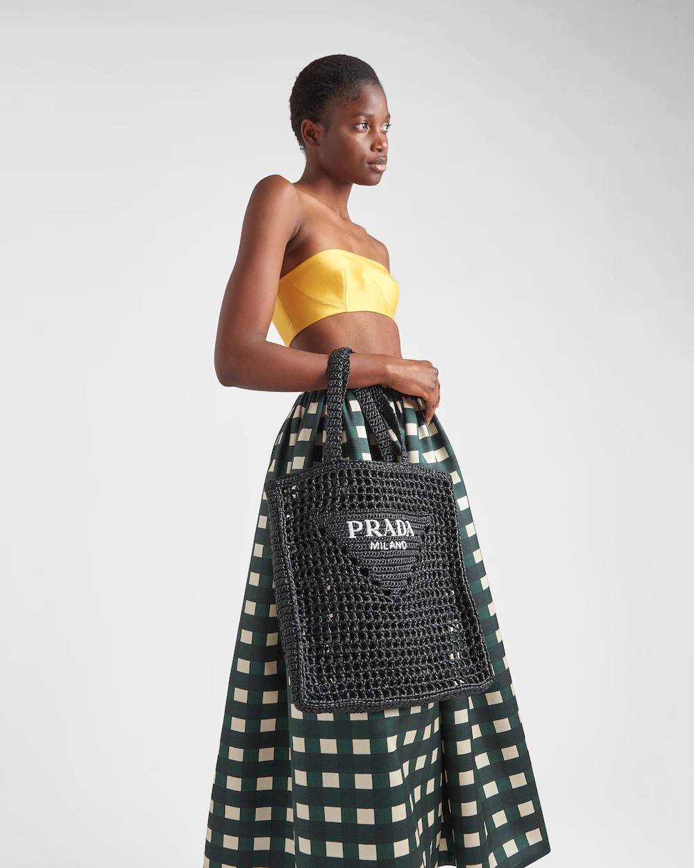 PRADA RAFFIA TOTE BAG สวยไม่ซ้ำใคร สไตล์บีช เหมาะมากกับการสะพายไปเที่ยวทะเล หรือจะใช้ในวันสบายๆก็ตอบโจทย์ กับกระเป๋าสะพายสานใบใหญ่ ตัวกระเป๋าเป็นวัสดุสังเคราห์จากธรรมชาติ