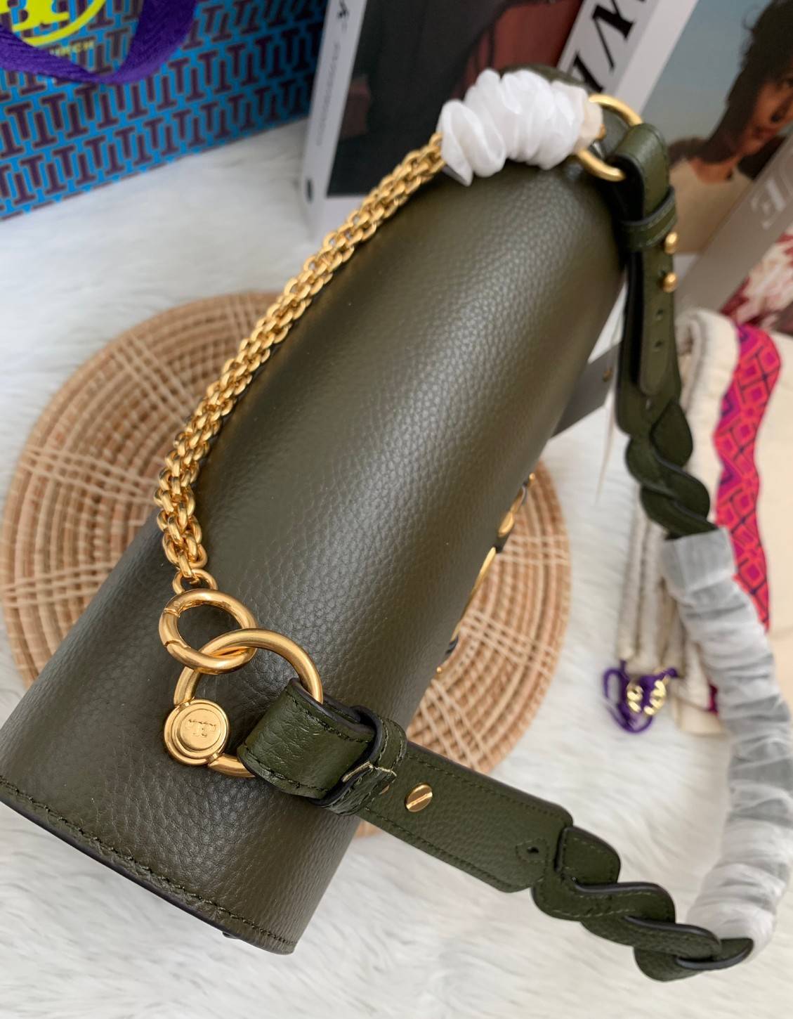 สวยจริงไม่จกตาจ้าา😘 TORY BURCH MILLER SHOULDER BAG BRAIDED STRAP LARGE ((81668)) พร้อมส่งที่ไทย! กระเป๋าหิ้วและสะพายไหล่ได้ในตัว หนังแท้ลายหนังสวยมากๆค่ะ ด้านหน้ามีอะไหล่โลโกแบรนด์ หรู สะพุดตาทีเดียว เปิดปิดกระเป๋าแบบฝาปิด ภายในมีช่องหลักใส่ของ2ช่
