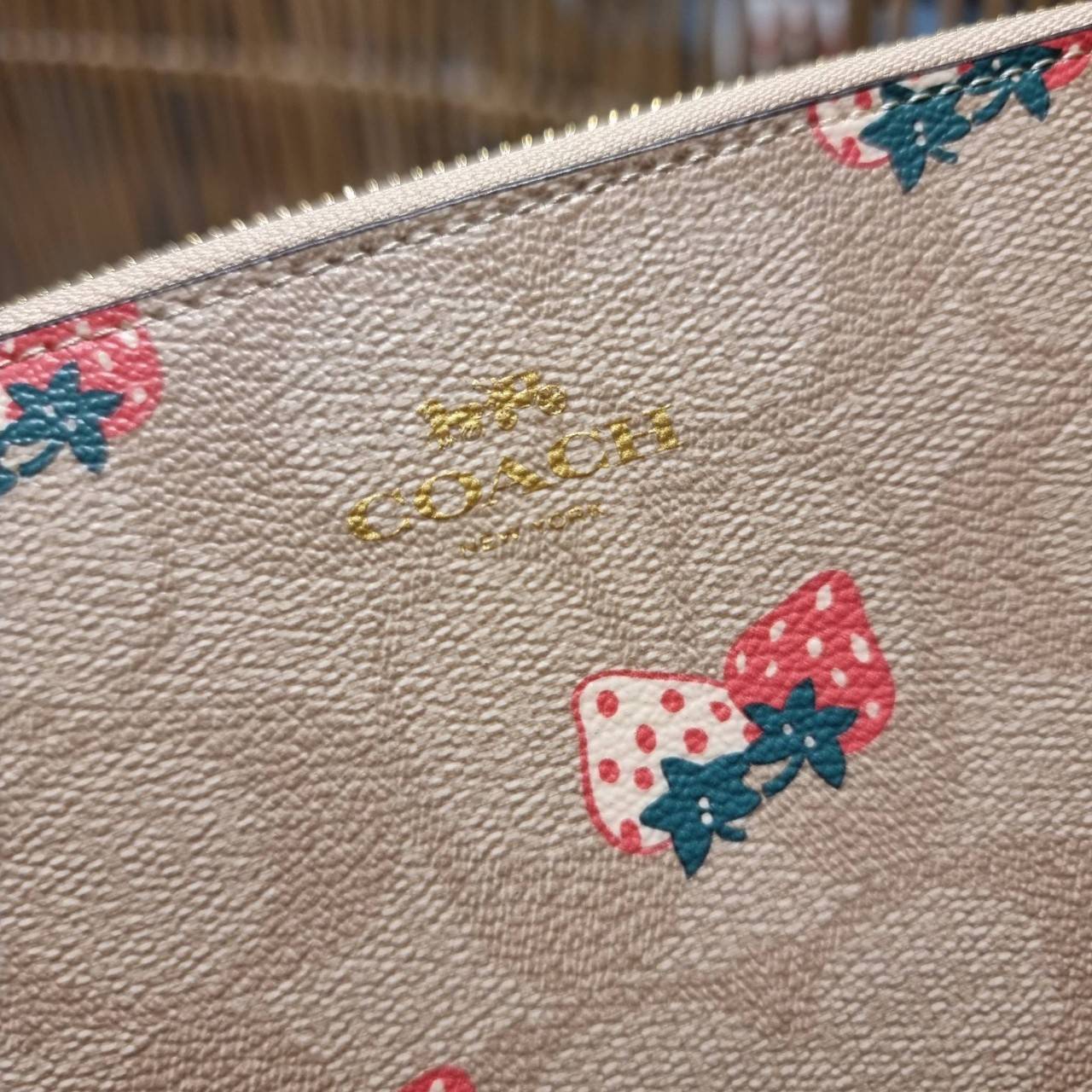 COACH 2972 CORNER ZIP WRISTLET IN SIGNATURE CANVAS WITH BUTTERFLY PRINT มาแล้วจ้า ไอเท็มสุดปัง!! ฮิตไม่เลิก!! พร้อมลวดลายสุดคิ้วท์ น่ารักน่าใช้ขึ้นไปอีก กระเป๋าคล้องมือ ขนาดเหมาะพกพา วัสดุหนังแคนวาส ภายในเป็นช่องโล่ง ใส่ธนบัตร หรือใส่บัตร ใส่เหรียญ ได้หมด