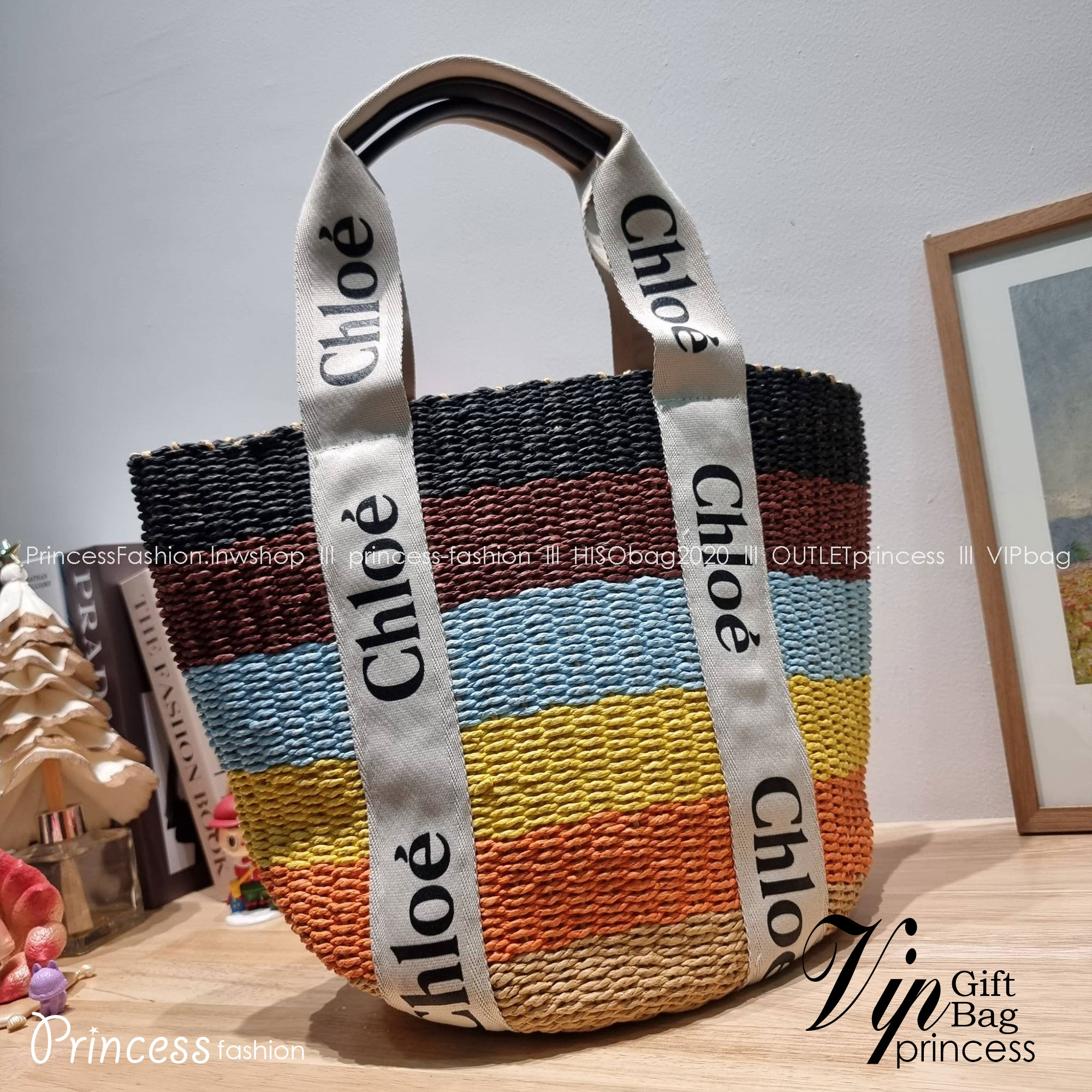 CHLOE LARGE WOODY BASKET Multicolor กระเป๋าสะพายสานทรงตะกร้า ยอดฮิตติดลมของแบรนด์ ด้วยวัสดุสังเคราห์จากธรรมชาติ สานทอเต็มใบออกมาเป็นลวดลายสวยงาม