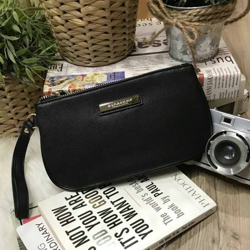BURBERRY FRAGRANCES SIMPLE PURSE WRISTLET Gift With Purchase Limited Edition พรีเมี่ยมกิ๊ฟจากเคาน์เตอร์น้ำหอม BURBERRY FRAGRANCES วัสดุหนัง Saffiano สีดำประดับโลโก้แบรนด์สีทอง มีสายคล้องมือ เปิดปิดด้วยซิป ภายในมีโลโก้ สามารถใส่มือถือได้ทุกรุ่น ใส่แบงก์พัน