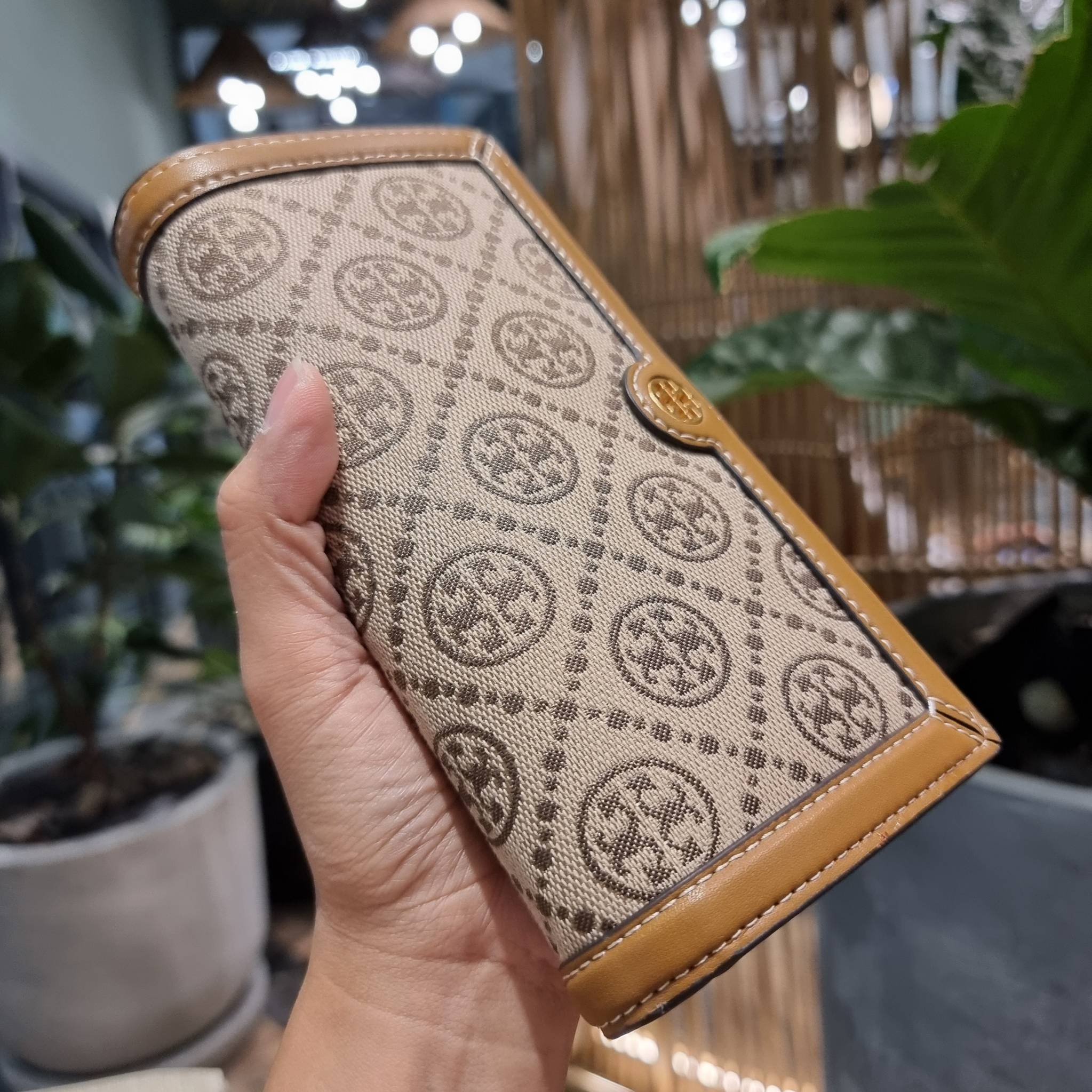TORY BURCH T MONOGRAM JACQUARD CROSSBODY WALLET best seller ของคอลเลคชั่นนี้ ต้องไม่พลาด กับกระเป๋าสะพายกึ่งกระเป๋าสตางค์ ที่ช่วยให้ชีวิตง่ายขึ้น วัสดุผ้า jacquard ตัดสลับหนังแท้ เปิด-ปิดแบบฝาปิดแม่เหล็ก ภายในใส่ธนบัตรได้ มีช่องใส่บัตร และยังมีช่องซิปอีกด