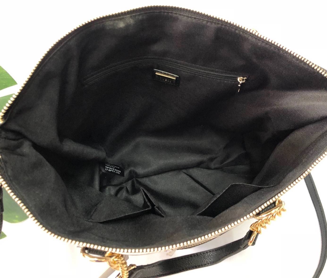 GUESS PU HANDBAG//SHOULDERBAG สินค้าเข้าใหม่!! กระเป๋าถือ/คล้องแขนหรือสะพายข้าง วัสดุหนังนิ่ม น้ำหนักเบา น่าใช้ ด้านหน้าติดอะไหล่โลโก้แบรนด์ประดับเม็ดคริสตัลหรู เปิดปิดกระเป๋าแบบซิป ภายในโล่ง ใส่ของจุ มีช่องซิปและช่องเล็กใส่ของจุกจิก หูหิ้วแบบโซ่ต่อหนังสว