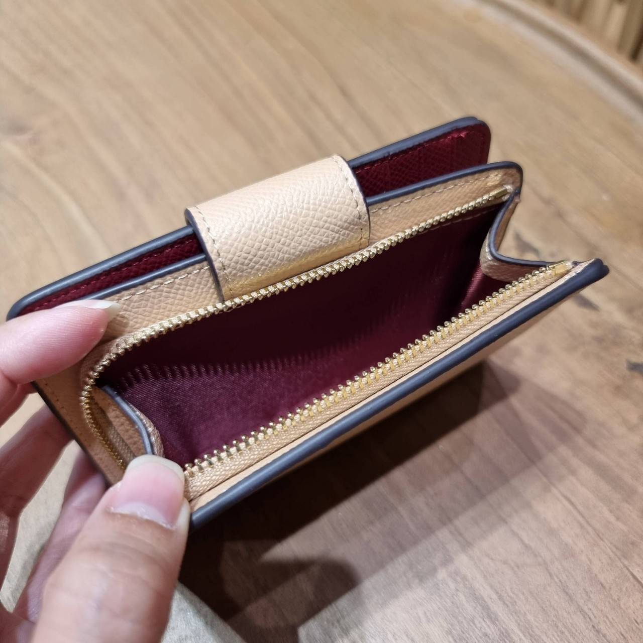 COACH 6390 MEDIUM CORNER ZIP WALLET เดอะเบสท์รุ่นที่สาวๆตามหา!! ดีไซน์ใหม่ สวยสะกด!! กระเป๋าสตางค์ใบกลาง สีคลาสสิค เรียบแต่แฝงความหรู บอกเลยว่ามันละมุนมาก!! ด้วยวัสดุหนัง crossgrain ที่ดูแลรักษาง่าย และยังดูผู้ดี ถือใช้แล้วขับผิวทุกสี ภายในมีช่องใส่บัตรแล