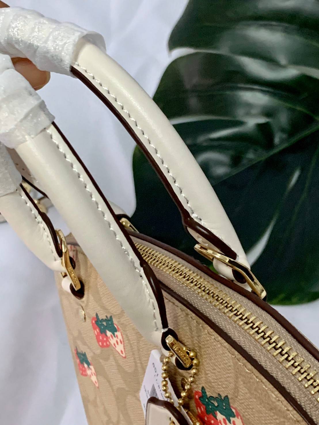 COACH MINI SIERRA SATCHEL IN SIGNATURE WITH STRAWBERRY PRINT (COACH 91514) กระเป๋าทรงโดม สุดฮิต วัสดุ pvc อย่างดีค่ะ 🔺จุดเด่นมีรูปสตรอเบอร์รี่น่ารักๆทั้งใบค่ะ เปิดปิดกระเป๋าแบบซิป ภายในกระเป๋ากว้าง ใส่กระเป๋าเงินใบยาวได้;ของจำเป็นของสาวๆได้ครบค่ะ 