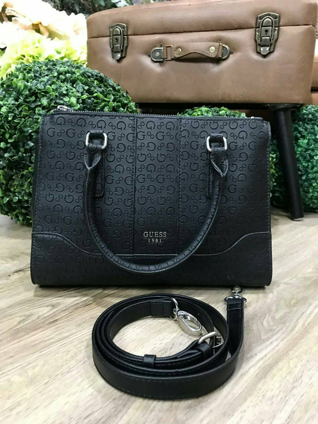 GUESS WOMAN SINGNATURE HANDBAG 2019 กระเป๋าสะพายรุ่นใหม่ล่าสุดจาก GUESS FACTORY หนังสวยอยู่ทรงปั้มลาย Singnature รอบใบ ด้านหน้าประดับโลโก้แบรนด์ ภายในมีโลโก้ ซับในลายแบรนด์ มีช่องแบ่งหลายช่องทั้งช่องซิปและช่องเล็ก ใส่ของแยกเป็นสัดส่วนสะดวกใช้ ขนาดกำลังดีส