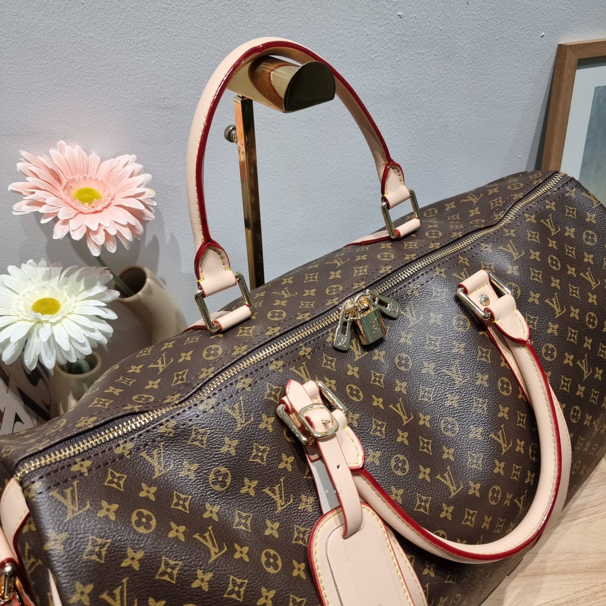 LV KEEPALL BANDOULIERE กระเป๋าเดินทางสุดคลาสสิค ทึ่ใครๆก็เฝ้ารอ ไอเท็มที่จะทำให้การเดินทางไม่ธรรมดาอีกต่อไป ด้วยดีเทลความเป็นเอกลักษณ์ เรียบแต่หรู วัสดุหนังแคนวาสคุณภาพดี ลวดลายโมโนแกรม เปิด-ปิดด้วยซิปแน่นหนา มีกุญแจล็อคได้ มีสายสะพายครอสให้ ภายในโล่งกว้า