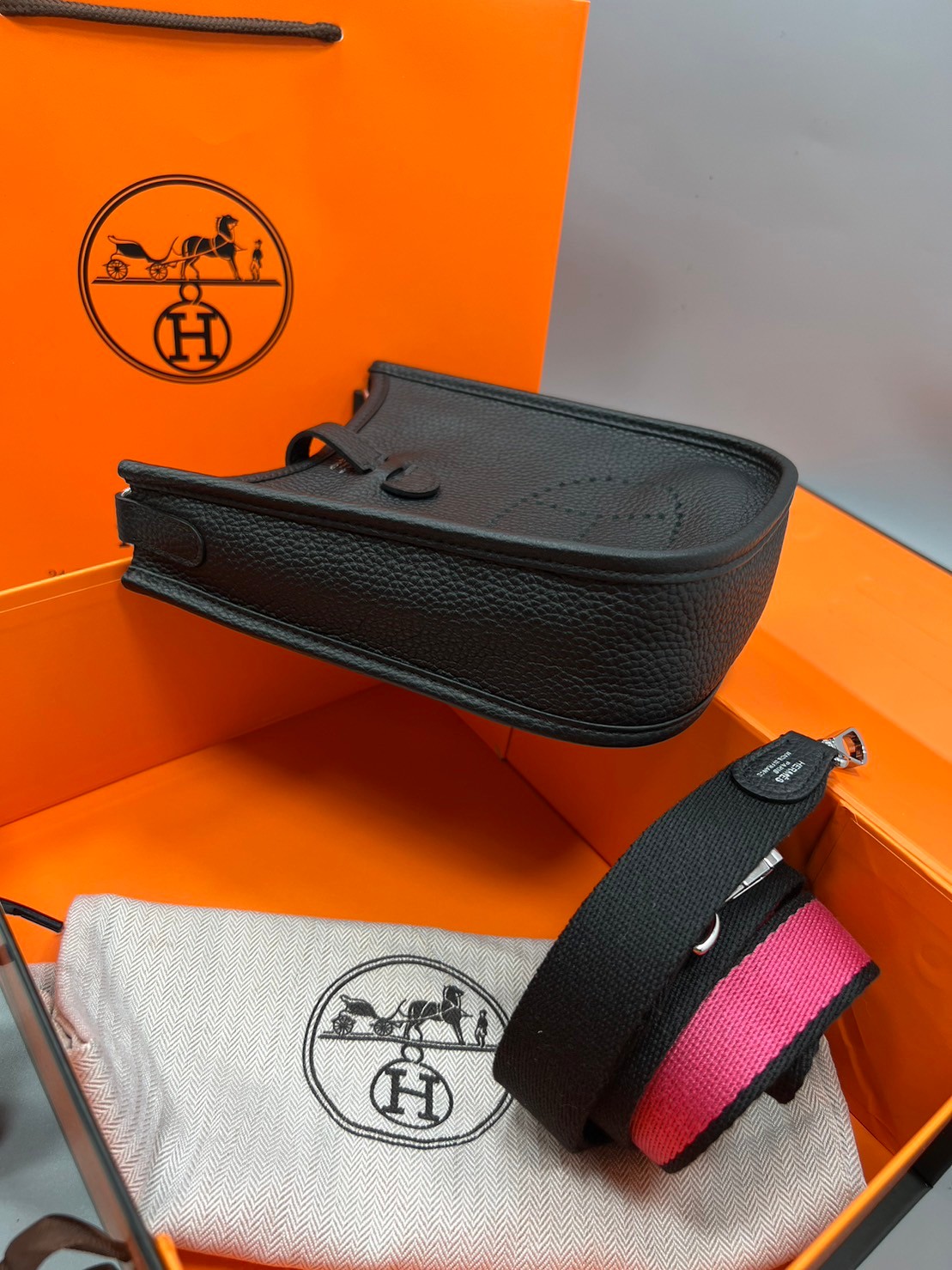 HERMES evelyne mini bag Luxury Bag กระเป๋าสะพายแบรนด์ดัง แบรนด์หรู คลาสสิกตลอดกาล ใช้ได้ทั้งชายหญิง ใบเดียวจบ สวยรวยปัง เกรดท็อปออริจินอล ภาพสินค้าถ่ายจากงานขายจริง ใช้งานต่างประเทศได้