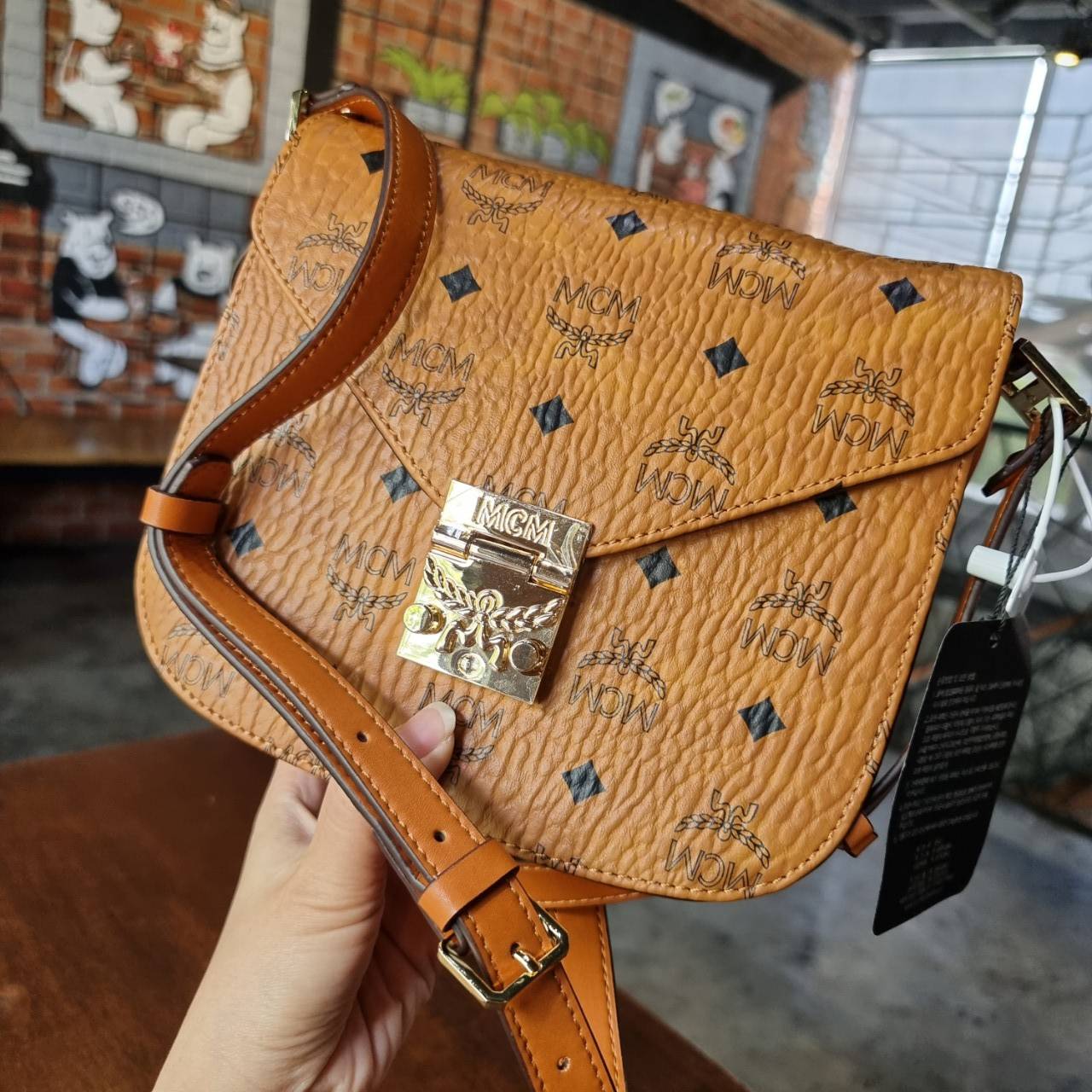 M.C.M PATRICIA SHOULDER BAG IN VISETOS กระเป๋าสะพายไหล่/ข้าง ดีไซน์ได้อย่างมีสไตล์ ดูมีสเน่ห์ด้วยทรงกระเป๋าที่โค้งบริเวณฐาน ให้ความรู้สึกนุ่มนวลมากขึ้น ใบนี้แมทช์ได้กับทุกลุค เท่ๆ casual หรูหรา หวานๆ ก็ทำให้โดดเด่นได้ด้วยไอเท็มนี้ วัสดุหนังแคนวาสคุณภาพดี 