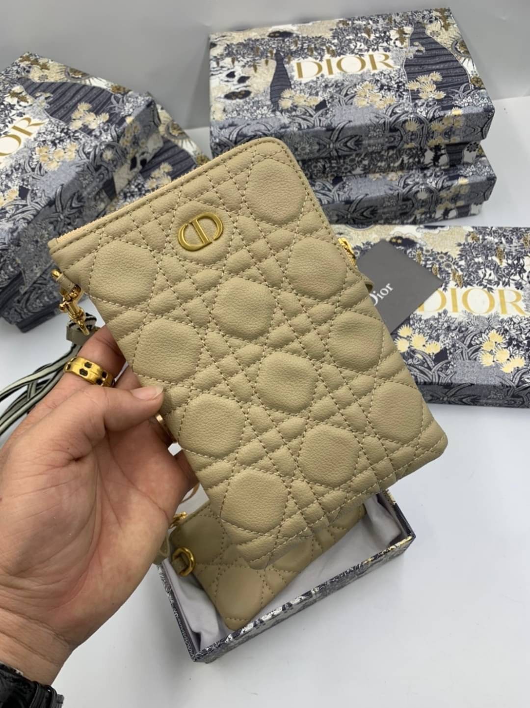 VIP 】CHRISTIAN DIOR PHONE BAG 2 in 1 DOUBLE BAG กระเป๋าเซ็ท 2 ใบ มีสายสะพายข้าง ถอดออกใช้งานได้ ถือว่าคุ้มมากๆเลยค่ะ สามารถใช้งานแยกกันได้ ใส่สายสะพายหรือ ถือได้ วัสดุหนังแท้ สวยงามนุ่มฟู น่ารักมากๆ เลยน้าาา