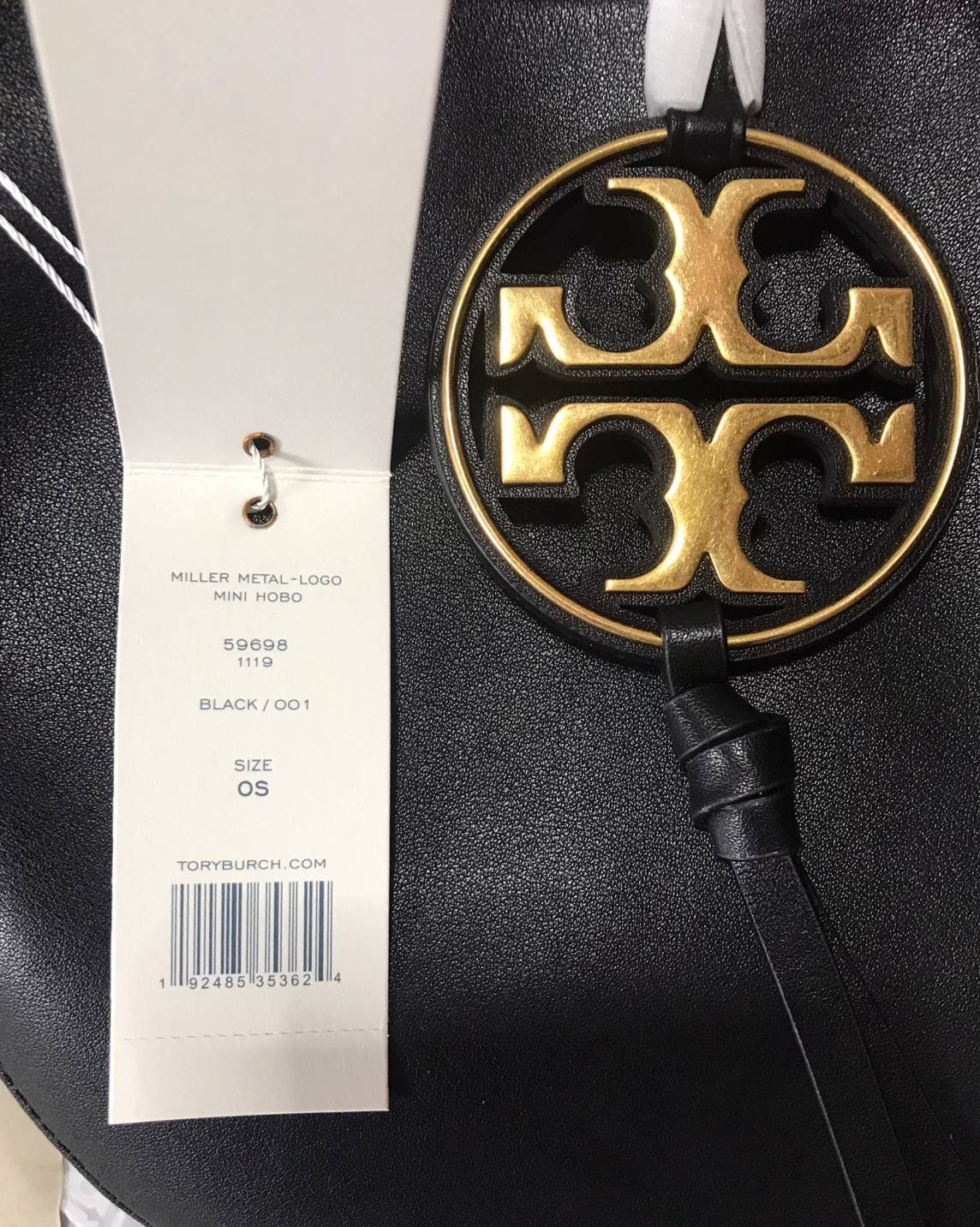 Tory burch miller metal-logo mini hobo bag มีกลิ่นอายสุดคลาสสิก ได้รับแรงบันดาลใจมาจากการขี่ม้า จึงได้ดีไซน์กระเป๋าออกมาในรูปแบบอานหลังม้าสุดเก๋ที่สามารถนำไปมิกซ์แอนด์แมทช์กับสไตล์การแต่งตัวได้หลายชนิด ไม่ว่าจะเป็นกับเดรสทรงยาวหรือกางเกงยีนแสนเท่ตัวโปรดขอ