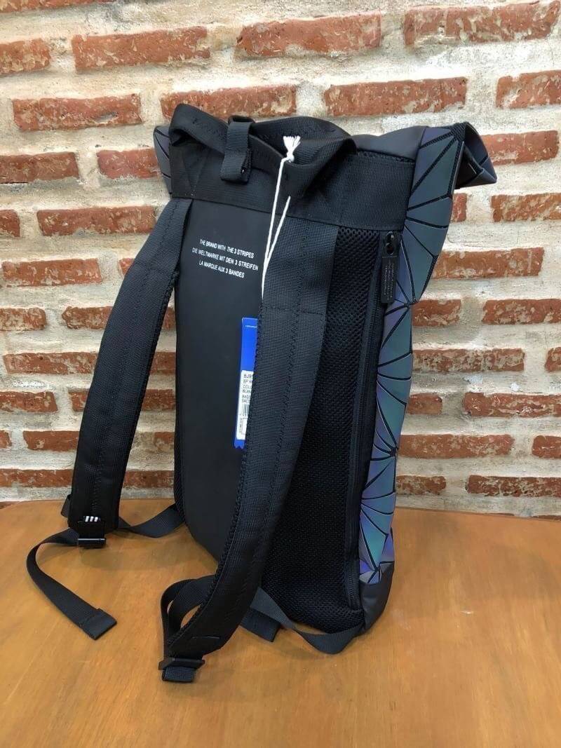 Adidas 3D Roll Top Backpack กระเป๋าเป้ Unisex ดีไซน์สุดฮิตสไตล์ ISSEY MIYAKE ใช้ได้ทั้งชายและหญิง เปิดปิดแบบ Roll Top ด้านหน้ามีโลโก้ ด้านหลังมี1ช่องซิป หัวซิปตีแบรนด์2ฝั่งตามคอลเลคชั่นY2018สวยดูดีใบใหญ่กำลังดีน้ำหนักเบา ภายในกว้างและจุ มีโลโก้ ช่องซิปช่อ
