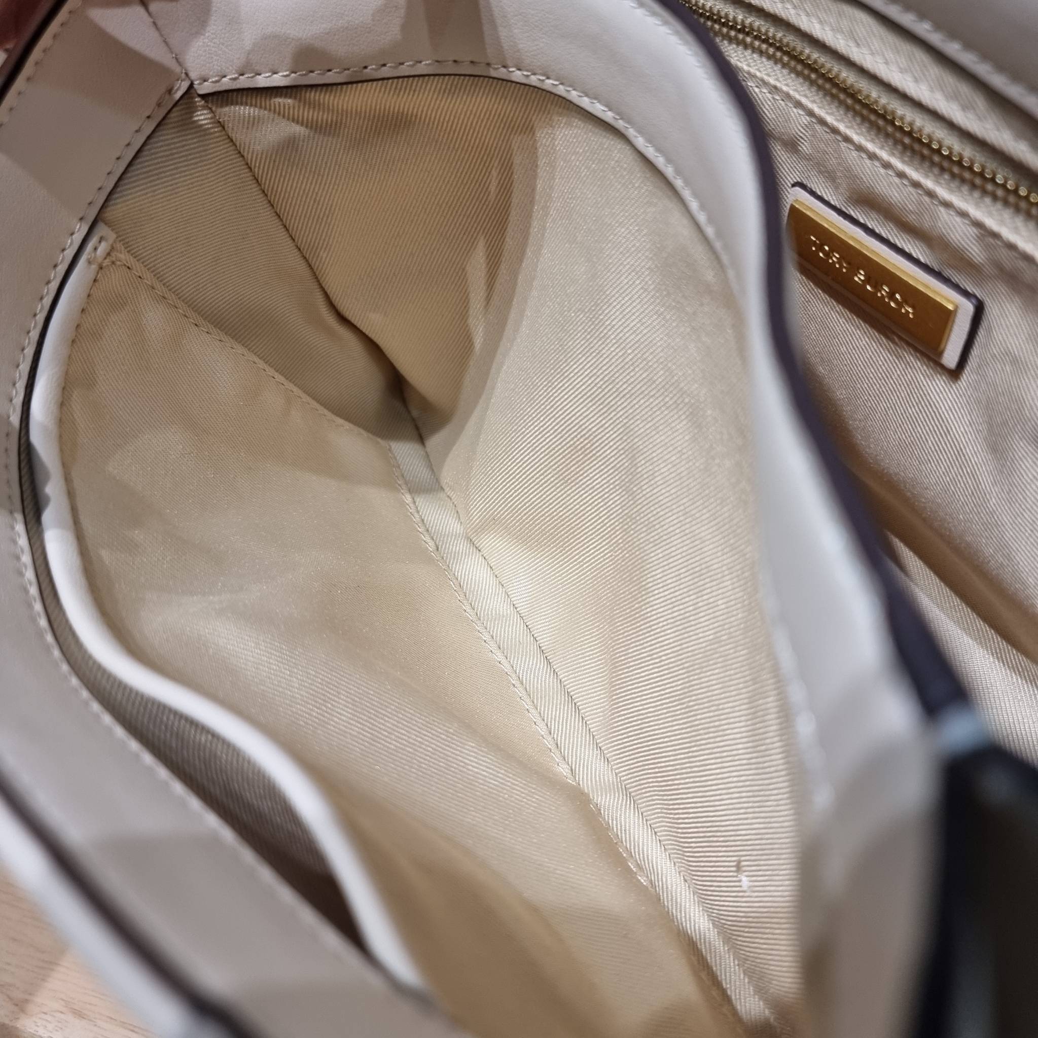 TORY BURCH FLEMING SOFT CONVERTIBLE SHOULDER BAG รุ่นหายาก กับดีไซน์ใหม่ล่าสุด มาพร้อมเสิร์ฟความสวยถึงบ้านไปเลย กับกระเป๋าสะพายไหล่ขนาดกำลังสวย หนังแท้นิ่มเต็มใบ สัมผัสสบายมือ