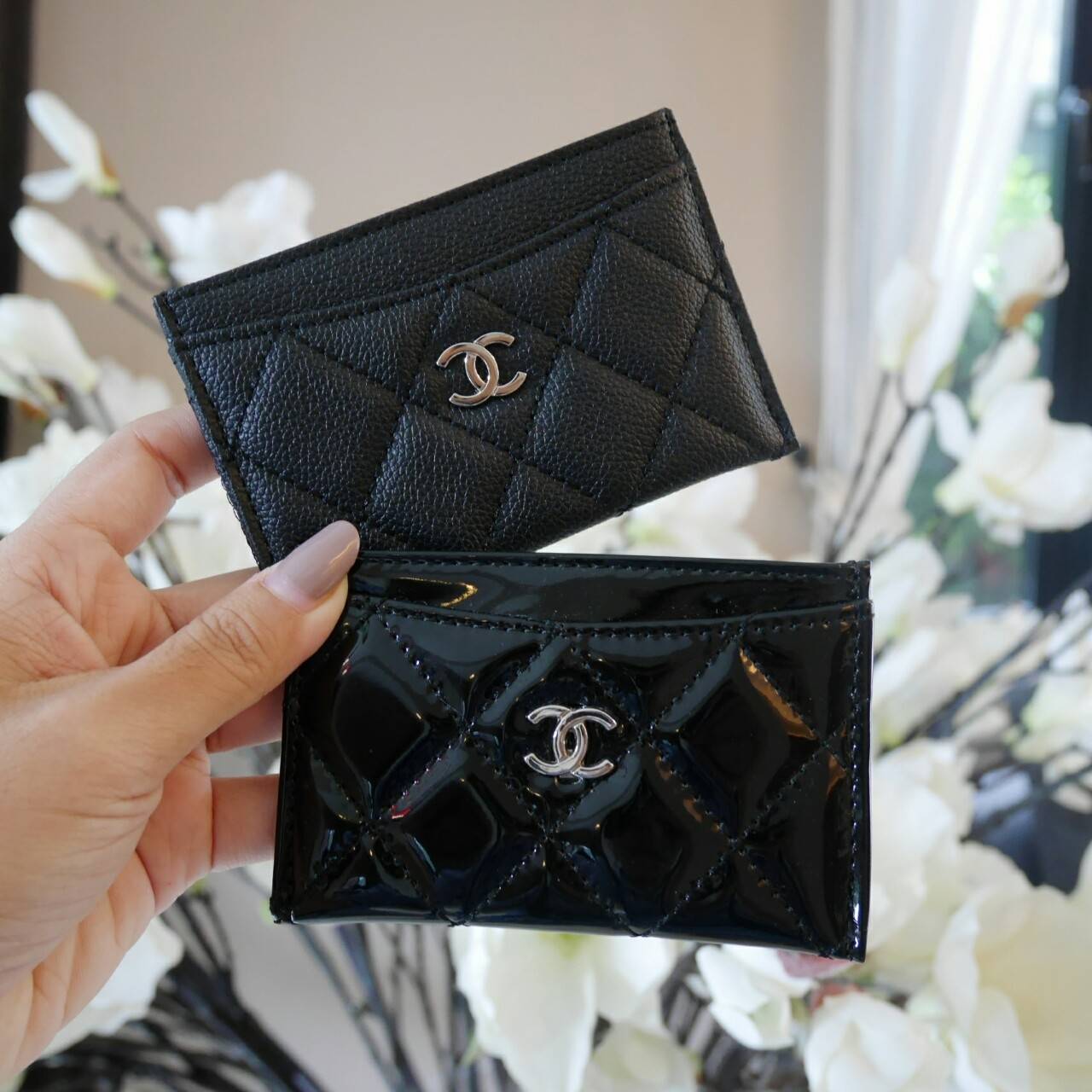 New Arrival! งานหรูเว่อวัง พร้อมส่งคะ Chanel Card Holder in Black 💳 จากพรีเมี่ยมกิ้ฟแบรนด์หรูอย่าง chanel ดีไซน์สวยเก๋ ประดับ Logo brand อะไหล่เงิน ขนาดกำลังน่ารัก ใส่บัตรได้ถึง 4 ใบ พกพาสะดวก จะซื้อไว้ใส่บัตรใบหรู หรือซื้อให้เป็นของขวัญ ก็ควรค่าท