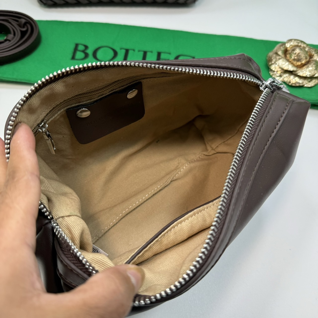 BOTTEGA MINI CABAT LEATHER TOTE BAG กระเป๋าสะพายขนาดมินิ พร้อมใบลูก ดีไซส์สานเป็นเอกลักษณ์ หนัง nappa นิ่มสวยงาม