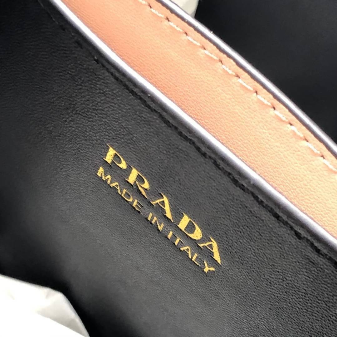 VIP 】หนังแท้ Prada Panier Bag Medium Saffiano Leather พร้อมส่งที่ไทย กระเป๋าสะพายข้างทรงบัคเก็ต จุของได้เยอะมาก เรียบแต่หรู ต้องใบนี้เลยค่าา