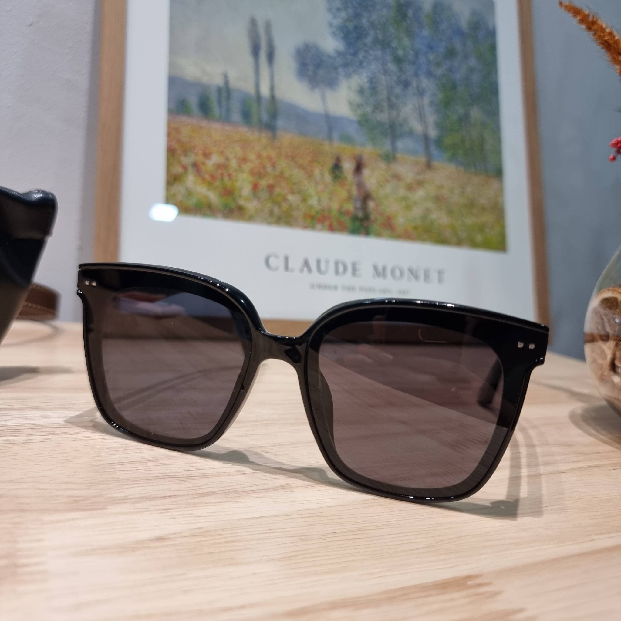 Set 3 ชิ้น Gucci Horsebit 1955 mini bag / Gucci Phone Bag box set ชวนสะสม ใครมองหาของขวัญอยู่ เซ็ทนี้จัดว่าเลิศมาก! กับการจับเอารุ่นยอดฮิต มามิกซ์รวมกับไอเท็มสุดคุ้มของมันต้องมี!! จัดเรียงให้อยู่ในกล่อง box set ลิมิเต็ด ที่มีทั้งแว่นตา gentle monster แบรน